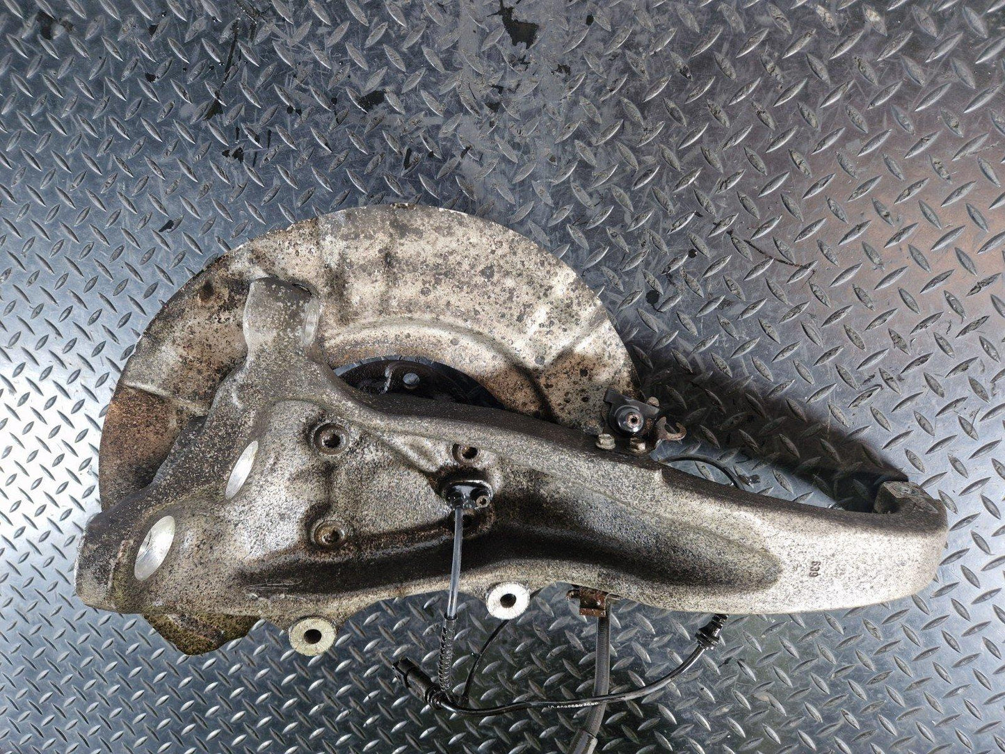 11-18 BMW 6 SERIES F13 FRONT RIGHT O/S WHEEL CARRIER HUB 6775770