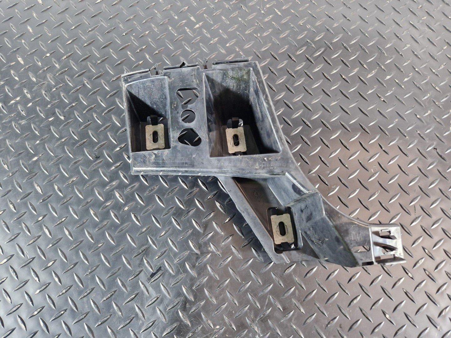 16-19 MERCEDES BENZ GLE W166 REAR LEFT BUMPER BRACKET MOUNT HOLDER A1668805703