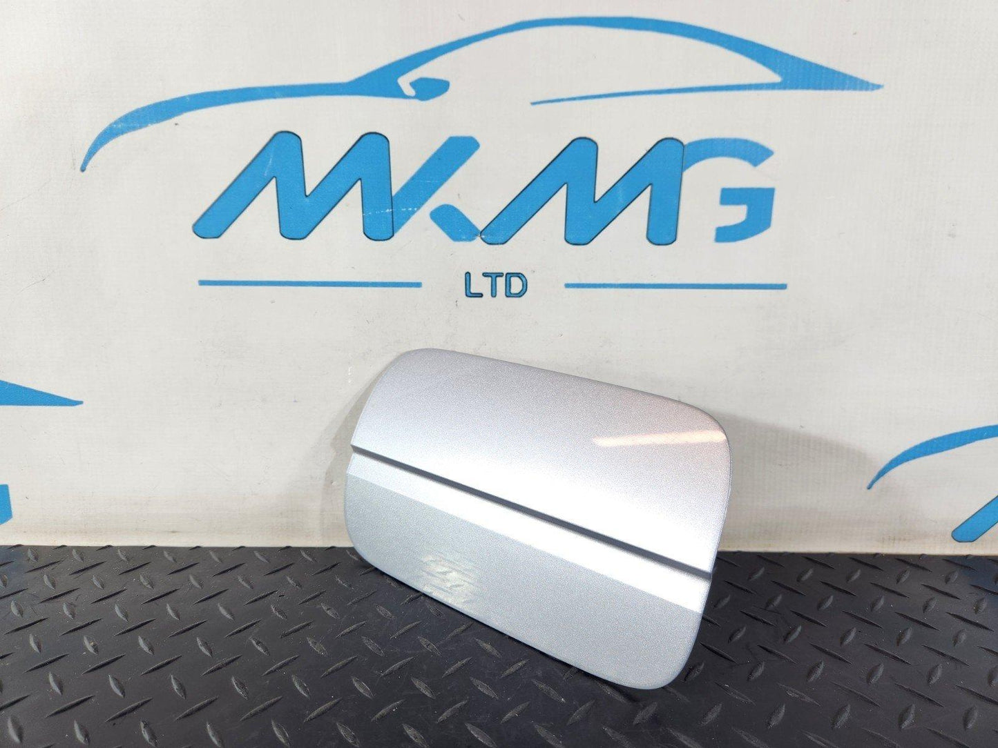 16-19 AUDI A4 B9 FUEL FILLER FLAP DOOR CAP COVER IN SILVER 8W0809907