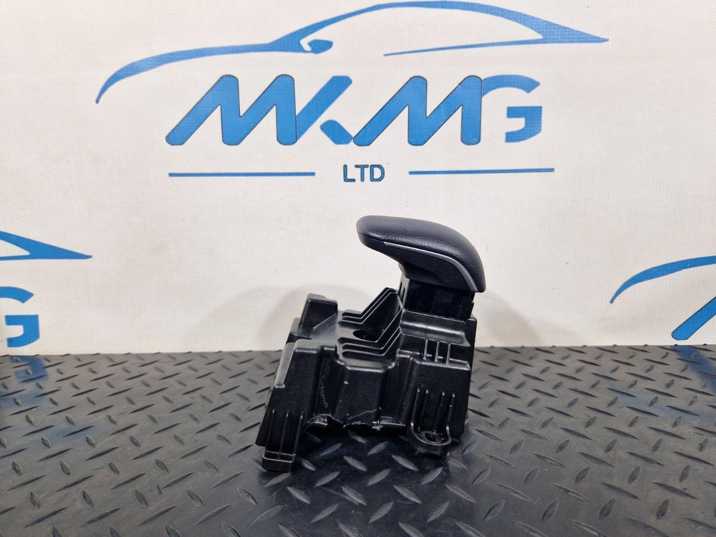 18-ON MERCEDES A CLASS W177 CENTER CONSOLE GEAR SHIFT KNOB BRACKET A1776831400