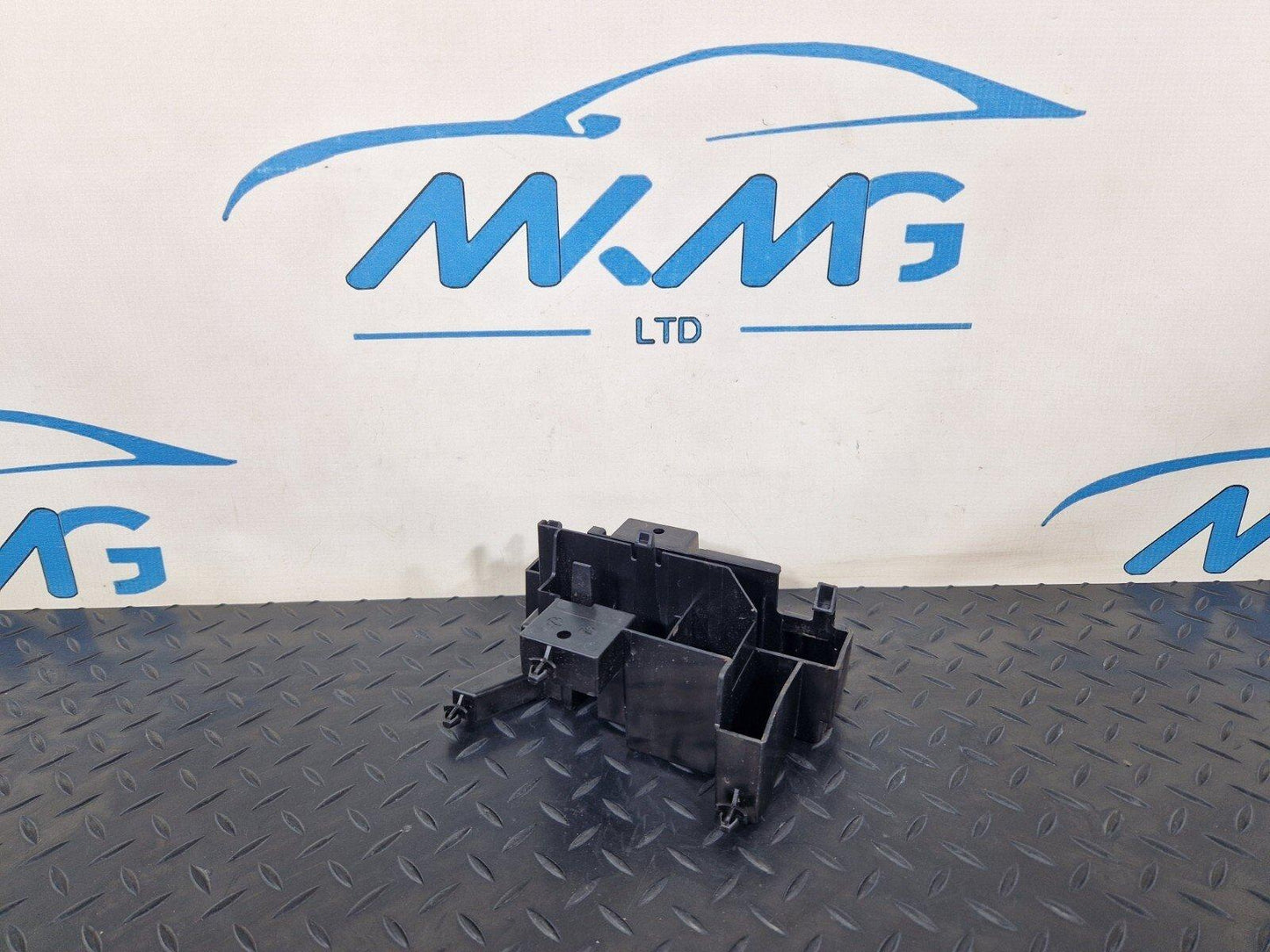 18-ON MERCEDES BENZ SPRINTER W907 GENUINE TRIM A9105450900