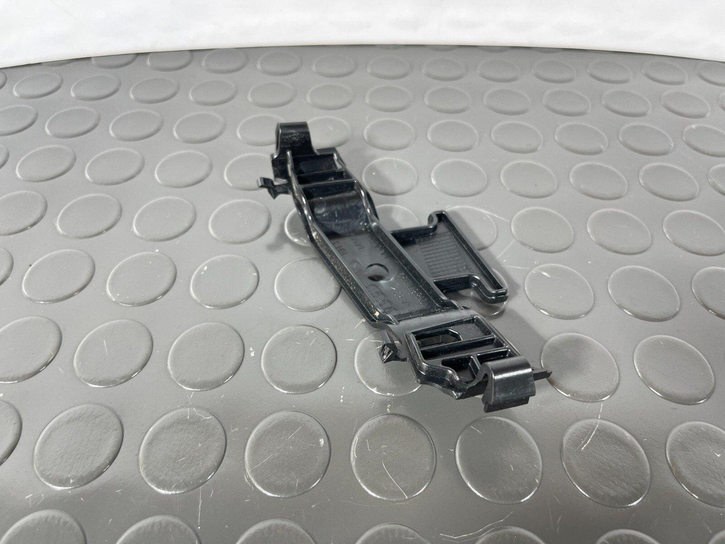 16-19 AUDI A4 B9 ESTATE GENUINE FRONT RIGHT B PILLAR SEAT BELT GUIDE 8W0867192