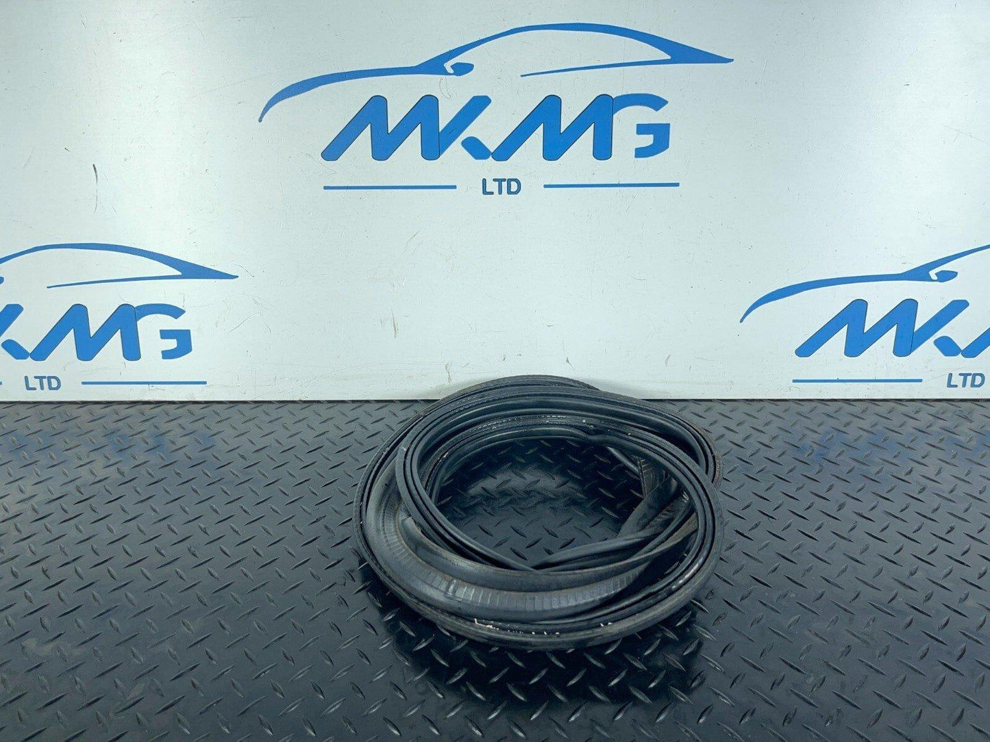 16-19 AUDI A4 B9 SALOON GENUINE TAILGATE RUBBER SEAL 8W5827705D