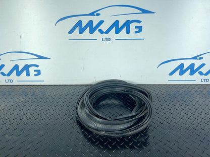 16-19 AUDI A4 B9 SALOON GENUINE TAILGATE RUBBER SEAL 8W5827705D