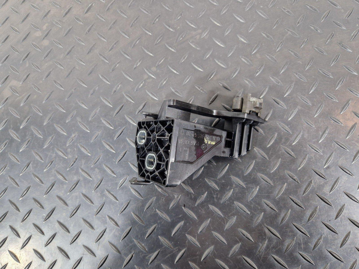 14-21 MERCEDES BENZ C200 W205 FRONT LEFT SLAM PANEL BRACKET A2055014320