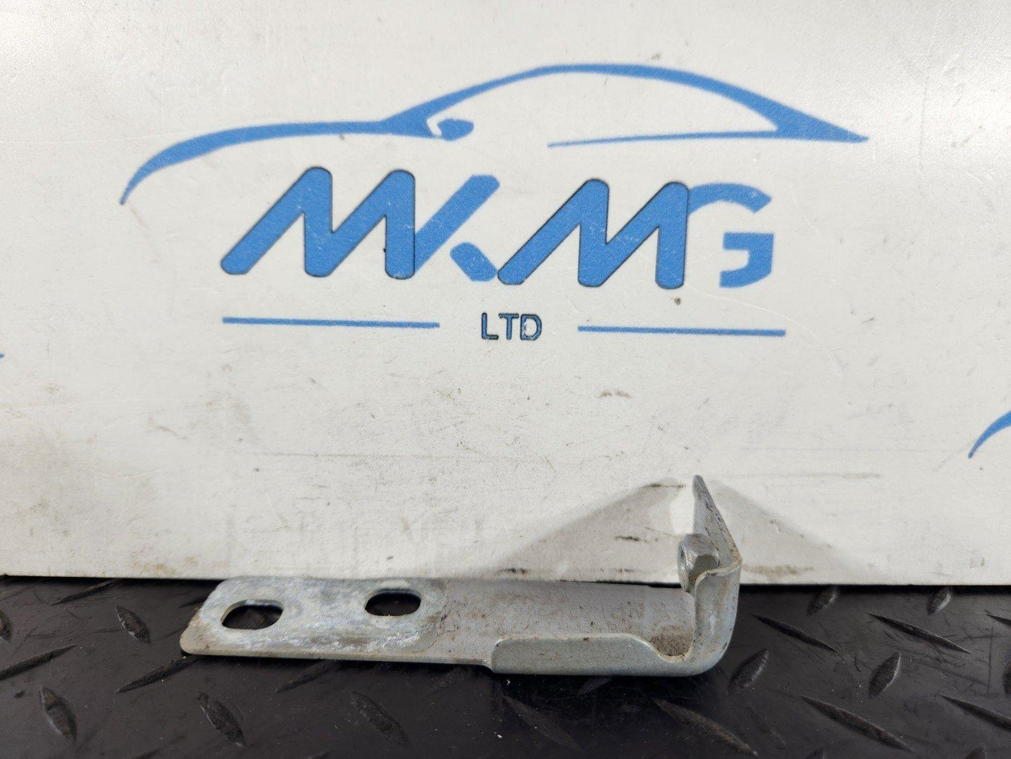 16-19 AUDI A4 B9 GENUINE FRONT RIGHT DRIVER SIDE WING BRACKET 8W0821434B