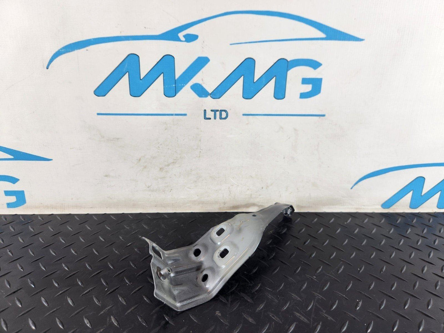 19-ON MERCEDES BENZ B CLASS W247 FRONT RIGHT SIDE WING BRACKET A2478810300