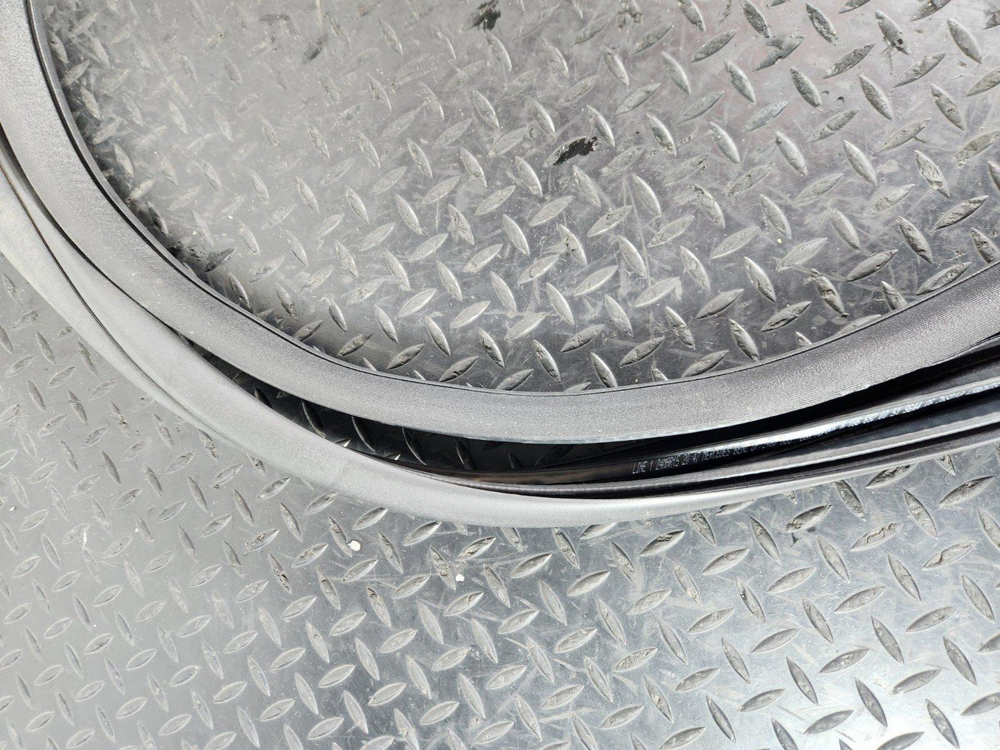 11-19 MERCEDES ML W166 OEM FRONT LEFT OR RIGHT SIDE DOOR RUBBER SEAL A1666970051
