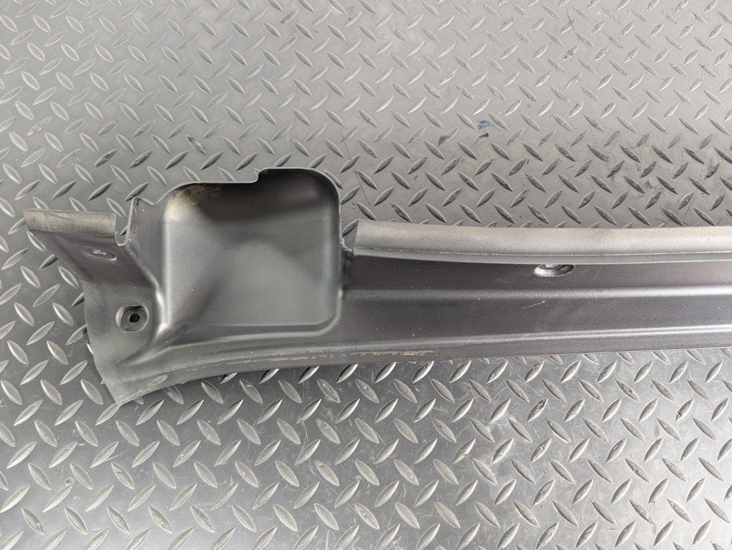 11-19 MERCEDES BENZ ML W166 GENUINE OTHER TRUNK BOOT TRIM ELEMENT A1666910008