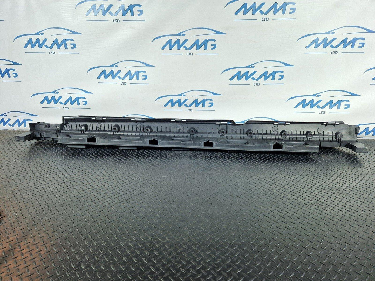 11-19 MERCEDES W166 RIGHT DRIVER SIDE SKIRT HOLDER BRACKET A1666900210 DAMAGED