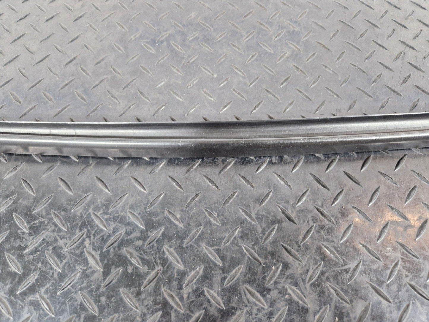 16-19 AUDI A4 B9 FRONT WINDSCREEN O/S WEATHERSTRIP MOULDING STRIP 8W0854328C