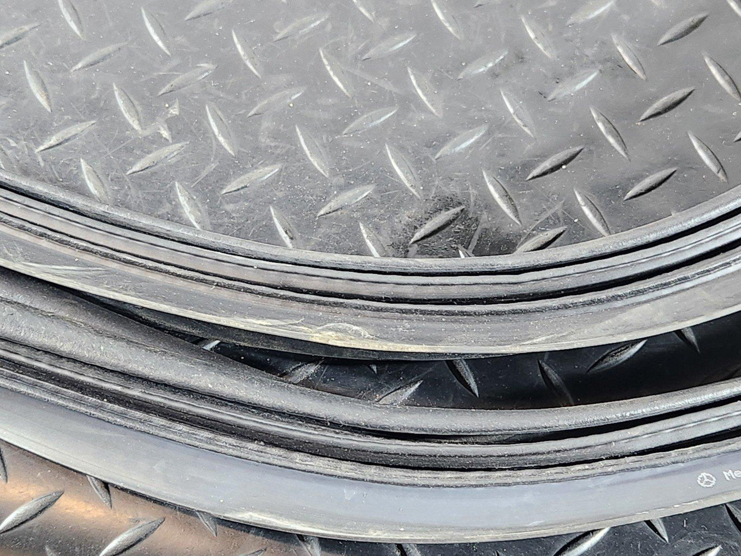19-ON MERCEDES B CLASS W247 TAILGATE BOOT LID RUBBER SEAL A2477402100