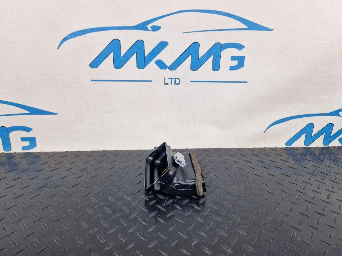 16-19 AUDI A4 AVANT B9 S-LINE OEM AIR CHANEL CONNECTING VENT 8W0857042