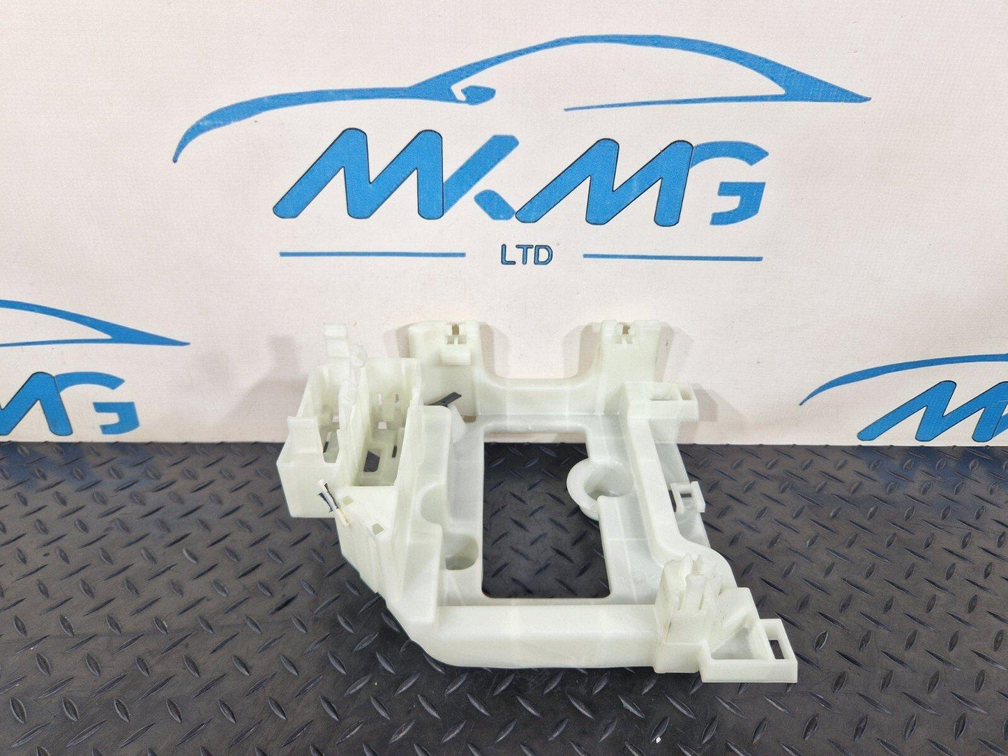 20-24 BMW 1 SERIES F40 GENUINE CURRENT DISTIBUTOR BRACKET HOLDER TRAY 6837044