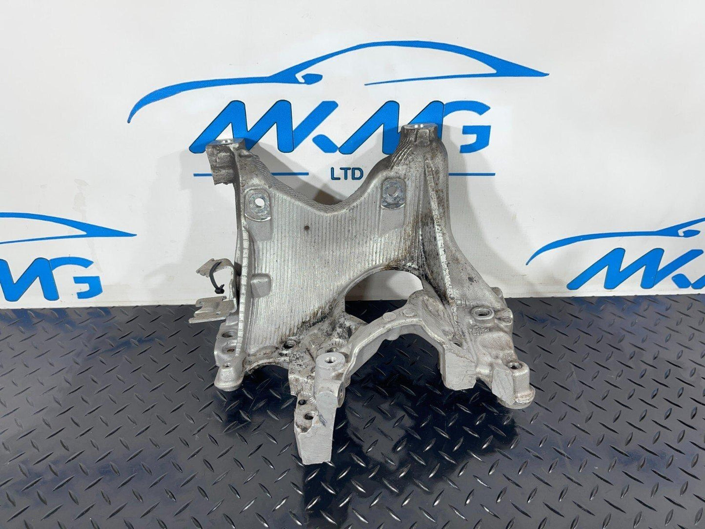 16-19 AUDI A4 B9 S-LINE QUATTRO RIGHT SIDE ENGINE MOUNT BRACKET 8W0399296E