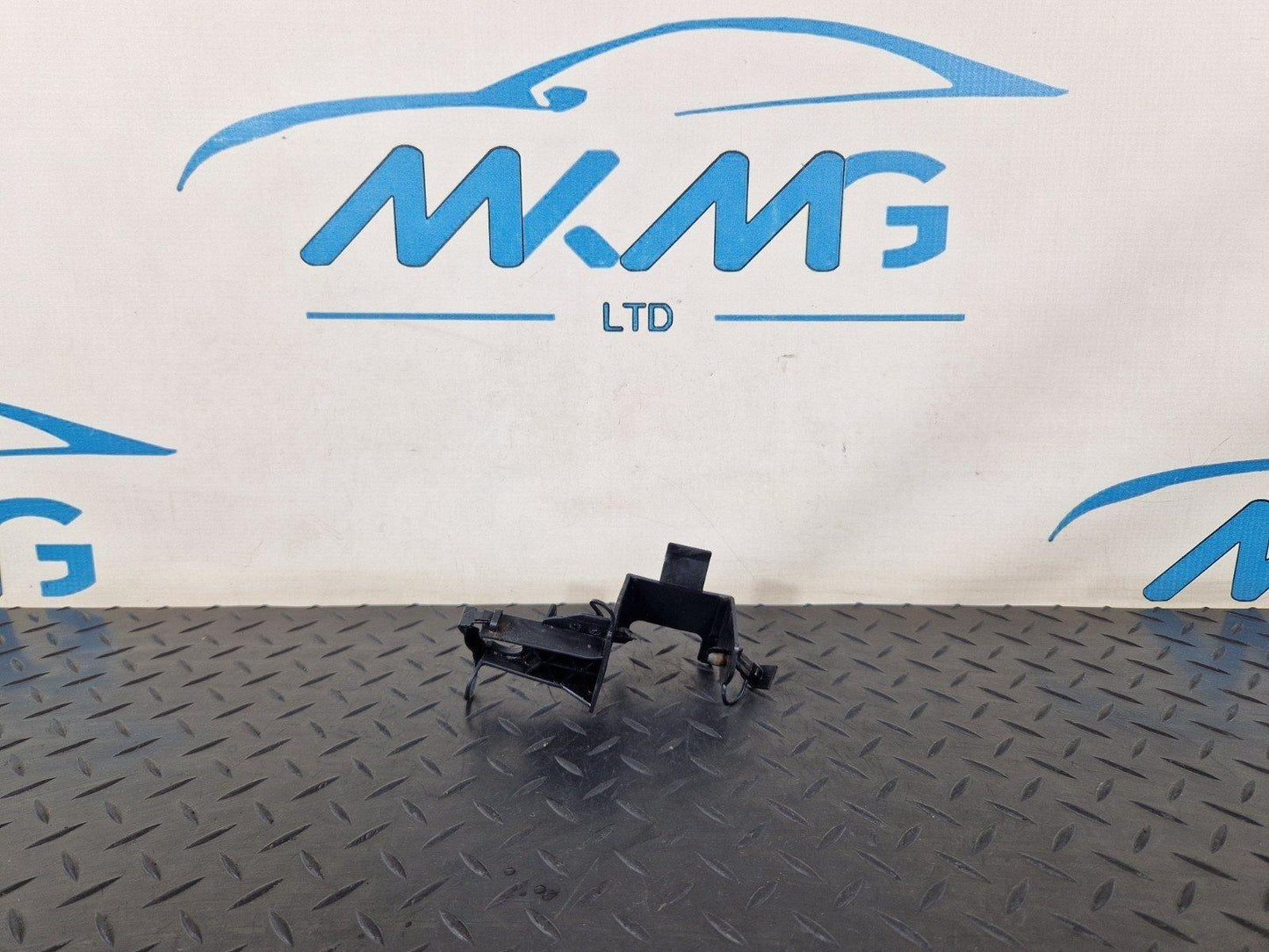 12-18 MERCEDES BENZ B-CLASS W246 SUSPENSION STRUT FRONT LEFT BRACKET A2464210594