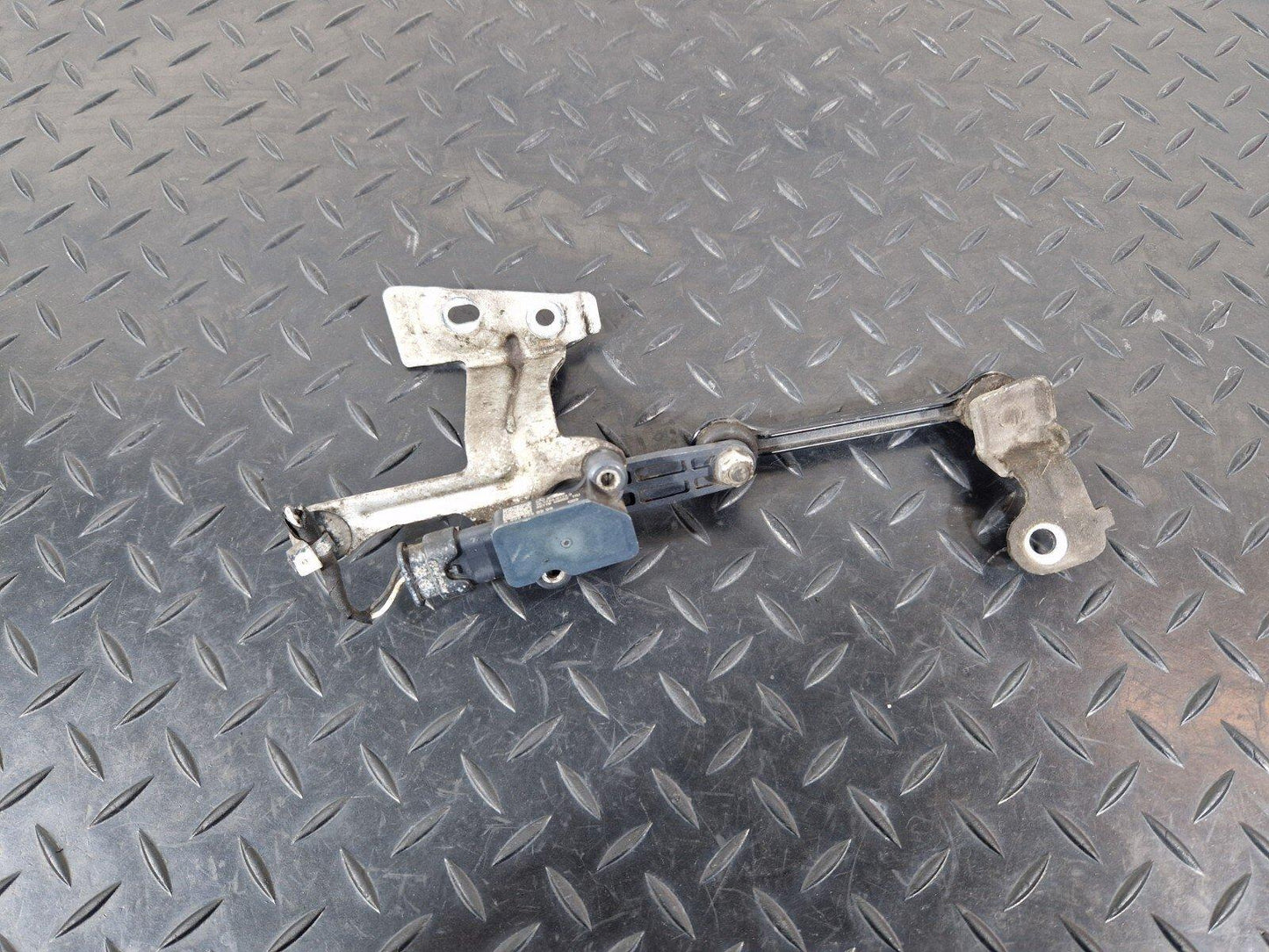 19-ON MERCEDES A CLASS W177 REAR RIGHT HEADLIGHT HEIGHT LEVEL SENSOR A2473205400