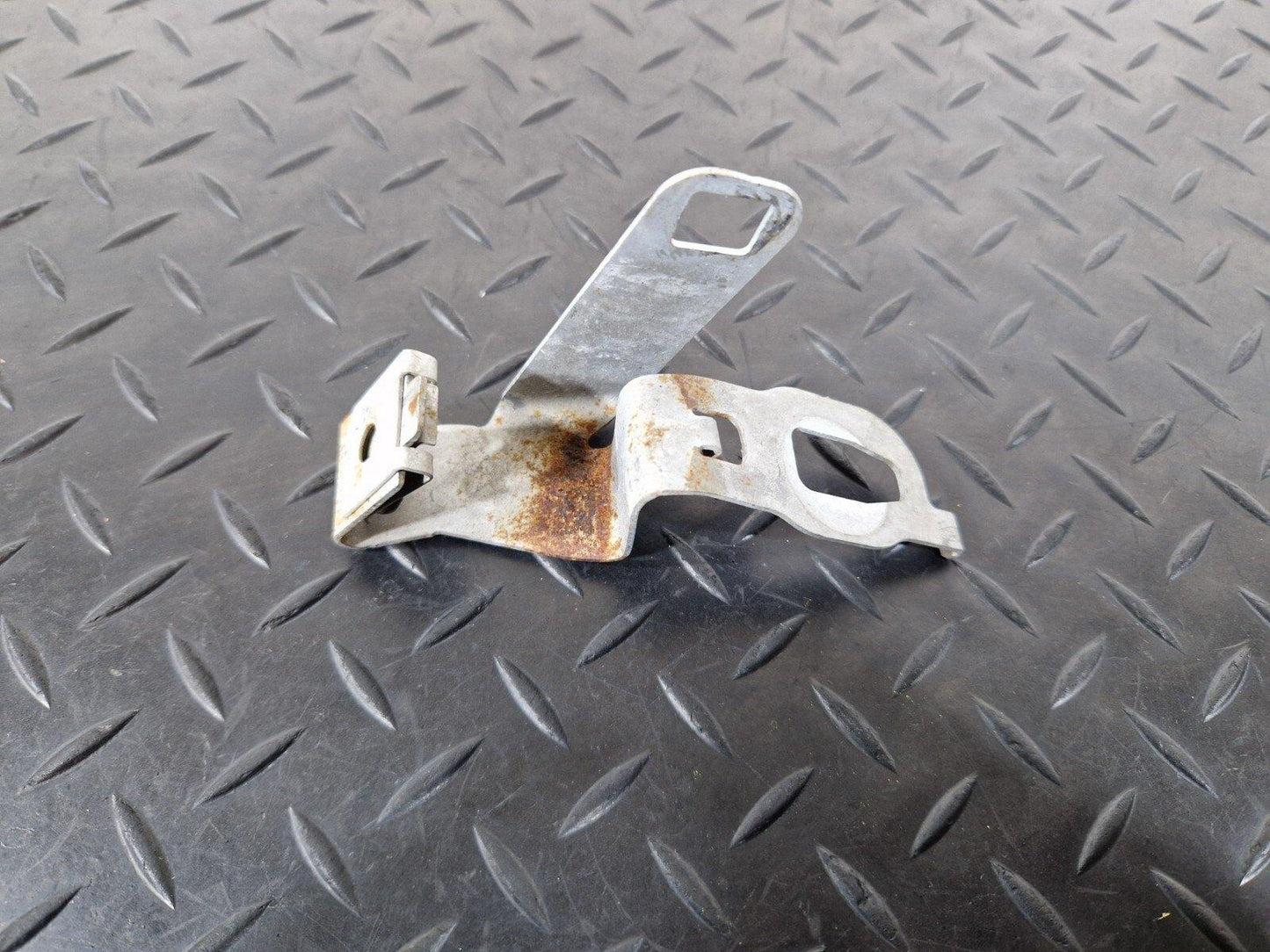14-21 MERCEDES BENZ W205 OEM UNDERSHIELD FRONT RIGHT BRACKET HOLDER A2055240240