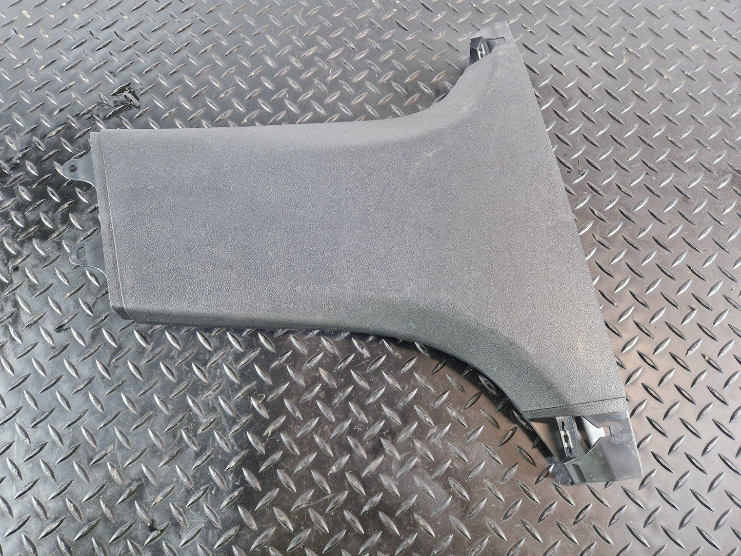 16-22 MERCEDES BENZ X253 RIGHT SIDE B PILLAR LOWER TRIM COVER A2536900625
