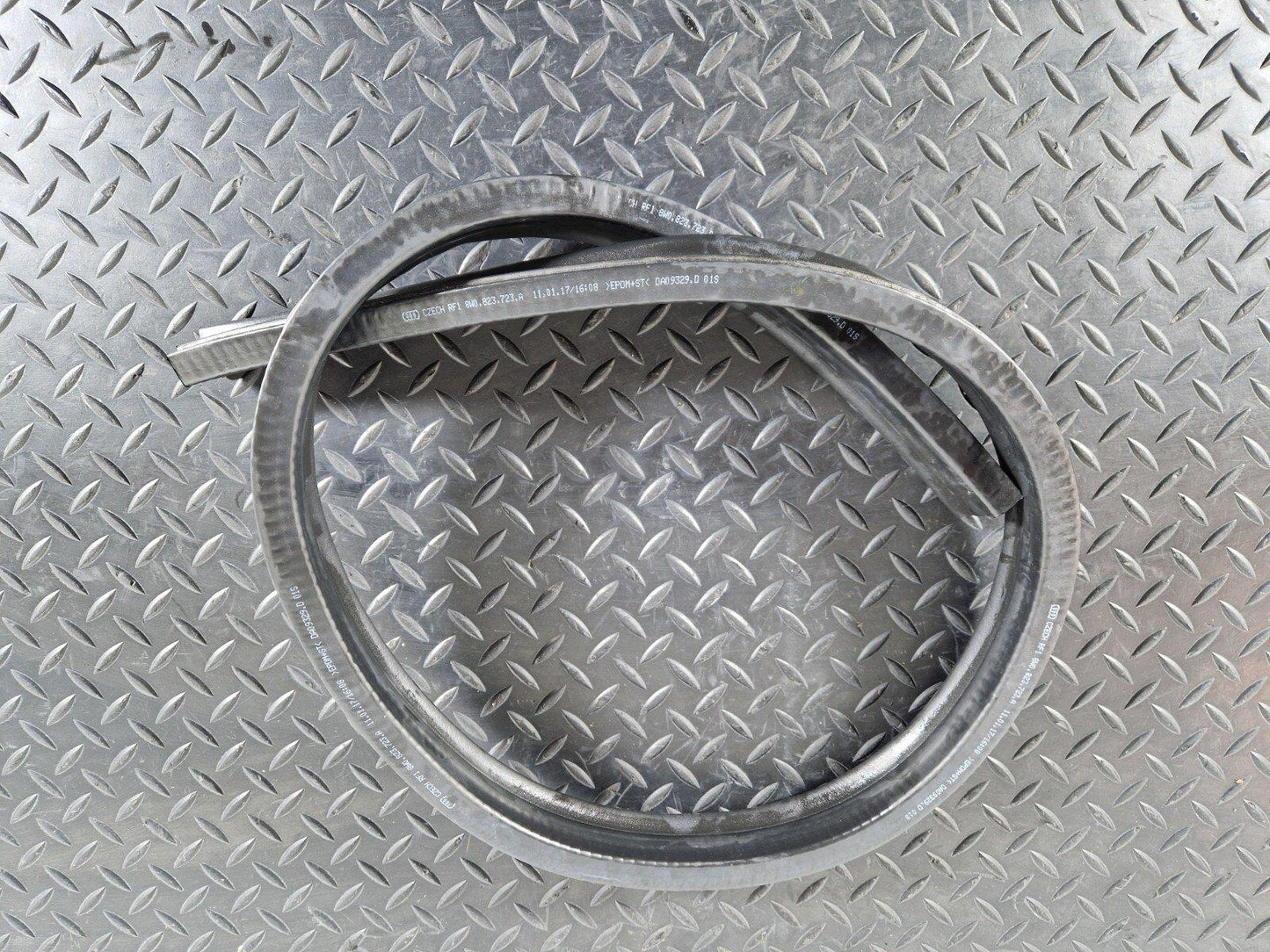 16-24 AUDI A5 F5 COUPE GENUINE FRONT HOOD BONNET RUBBER SEAL 8W0823723A