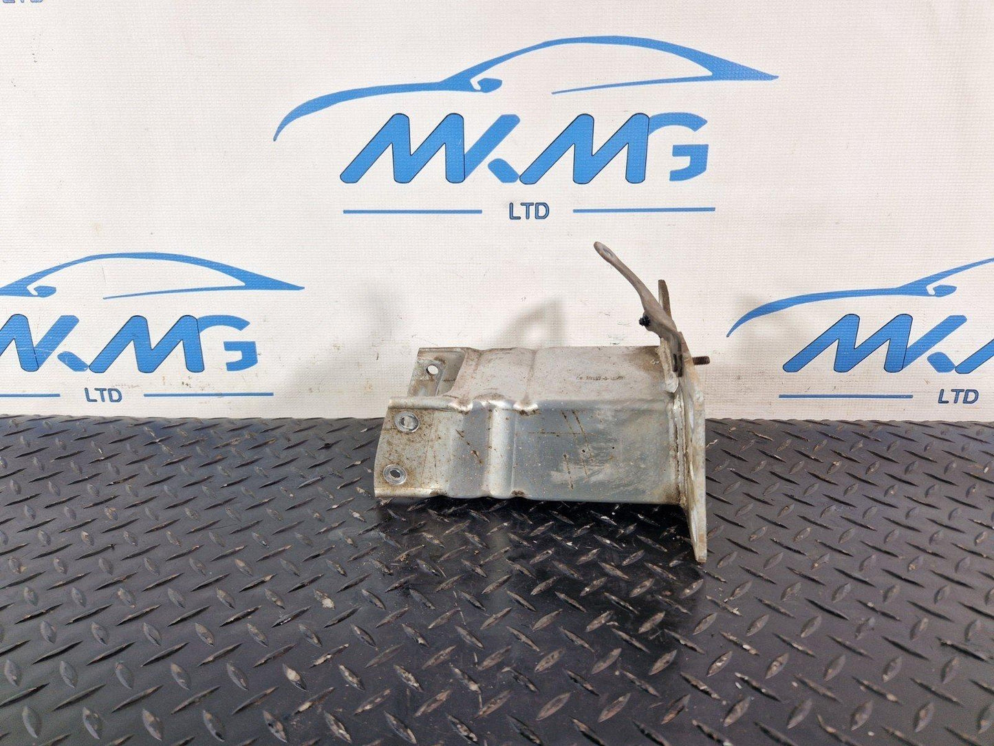 16-19 AUDI A4 B9 QUATTRO 2.0TDI OEM FRONT RIGHT REINFORCEMENT BRACKET 8W0807134