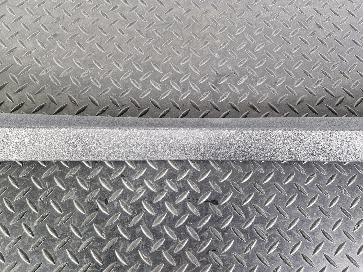 10-15 AUDI Q7 4L GENUINE OEM TAILGATE CENTRE COVER TRIM 4L0867606