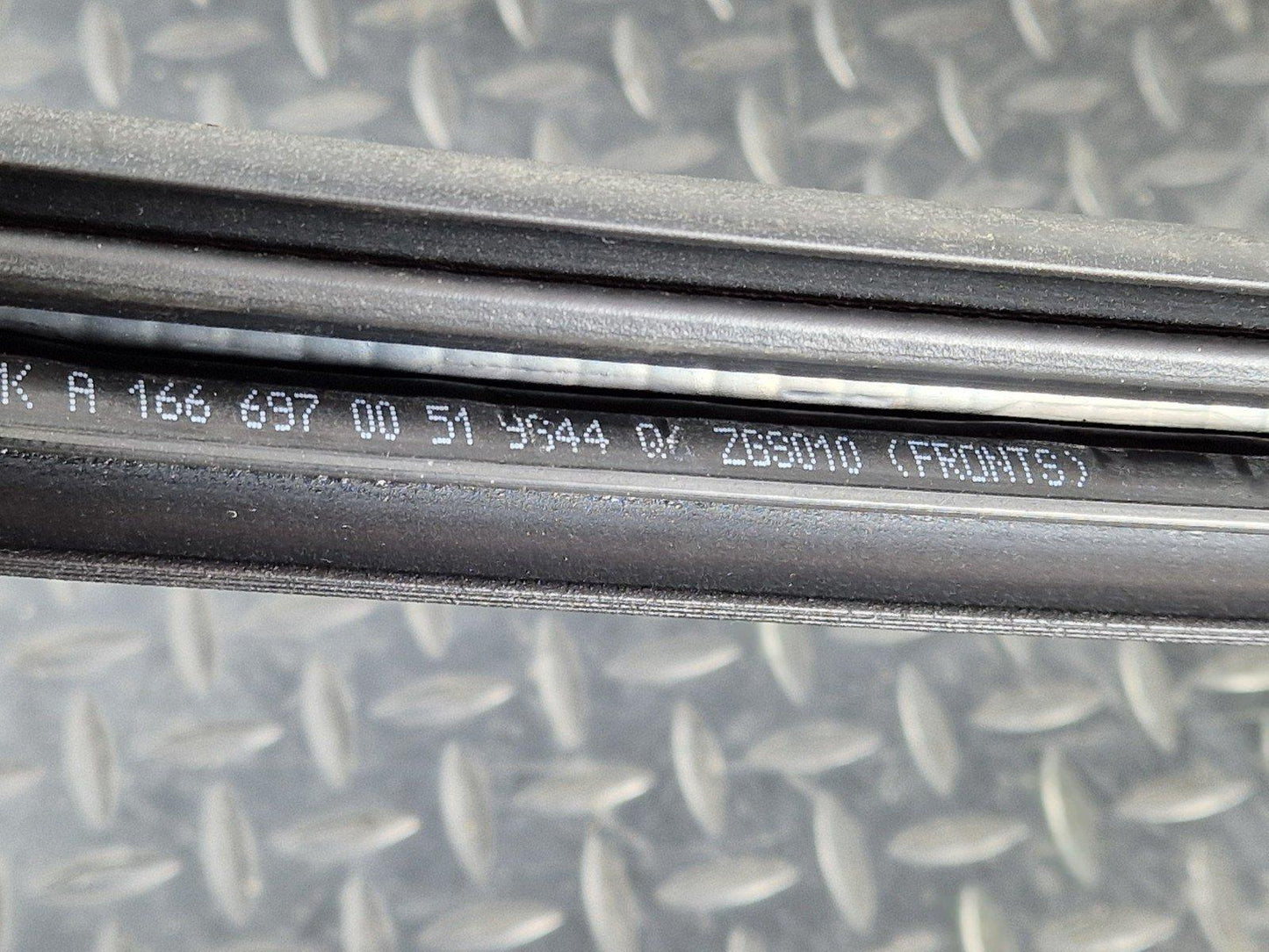 11-19 MERCEDES GLE ML W166 FRONT LEFT OR RIGHT SIDE DOOR RUBBER SEAL A1666970051