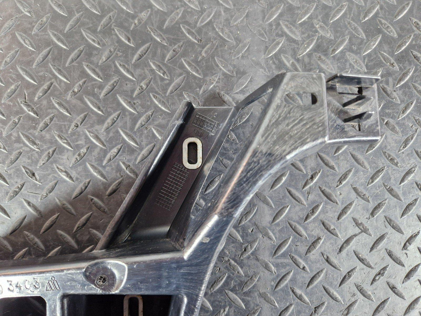 11-19 MERCEDES BENZ ML W166 GENUINE REAR RIGHT BUMPER BRACKET A1668803403