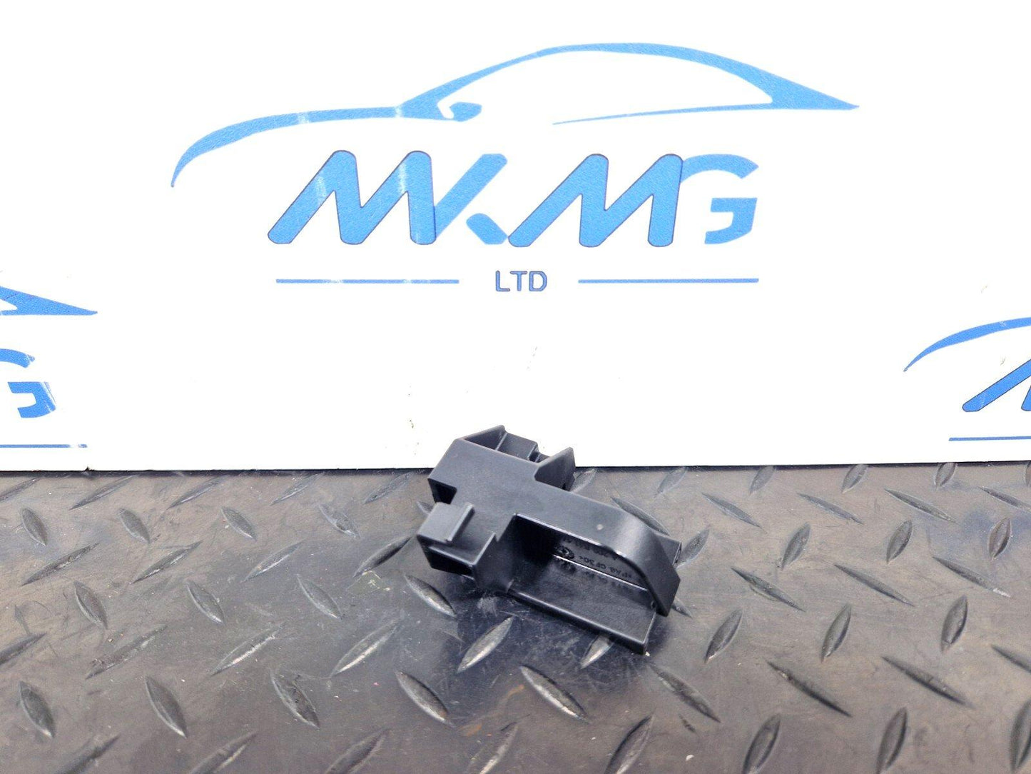 14-21 MERCEDES-BENZ C250D W205 GENUINE AIR DUCT UPPER SEAL BRACKET A2058314700