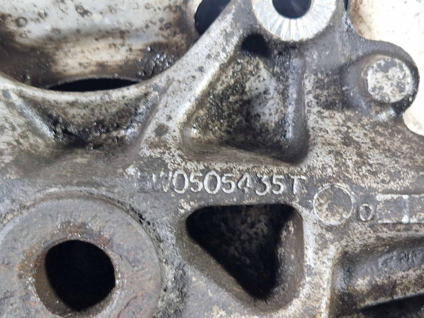 16-19 AUDI A4 B9 N/S/R REAR LEFT SIDE WHEEL HUB & BEARING 8W0505435T 8W0615611