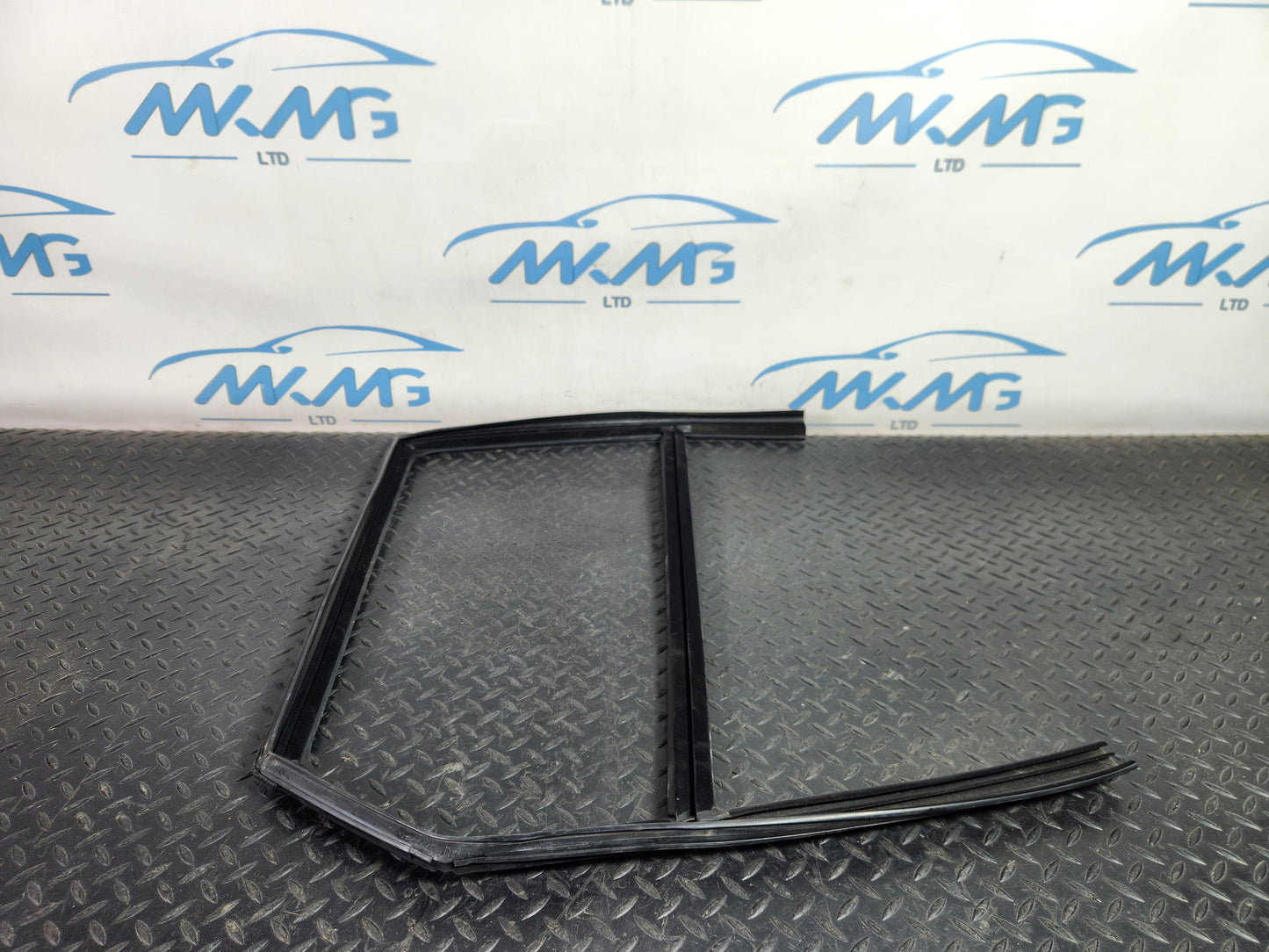 Land Rover Range Rover Evoque L551 SUV Front Left Door Window Rubber Frame XC940