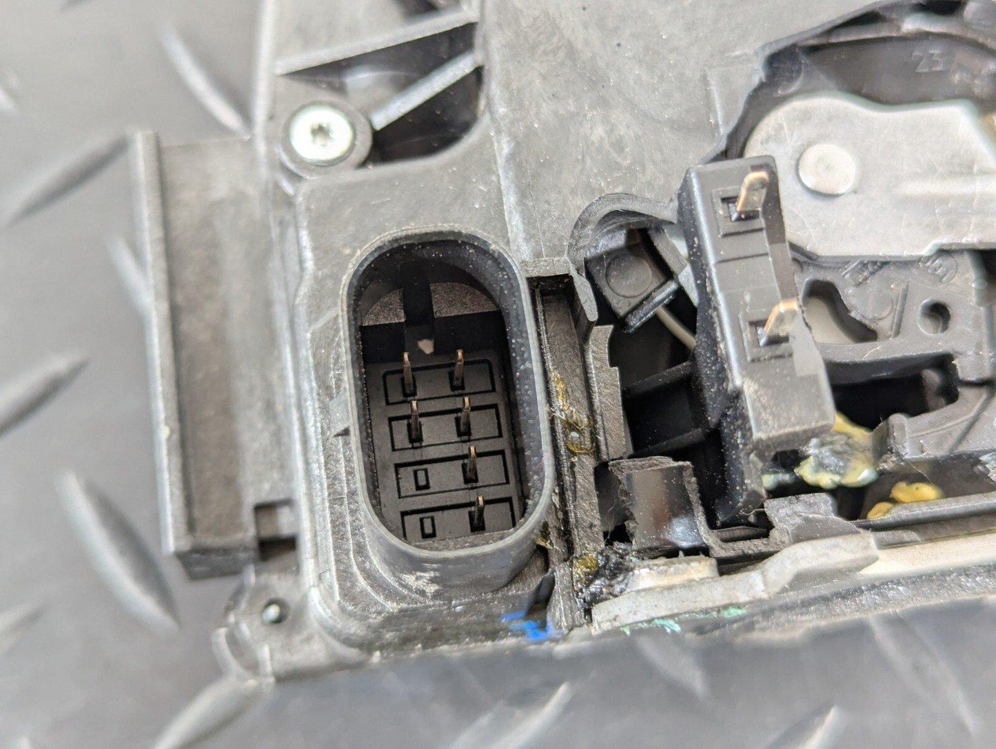 11-19 MERCEDES BENZ ML W166 GENUINE FRONT LEFT DOOR LOCK A0997201335