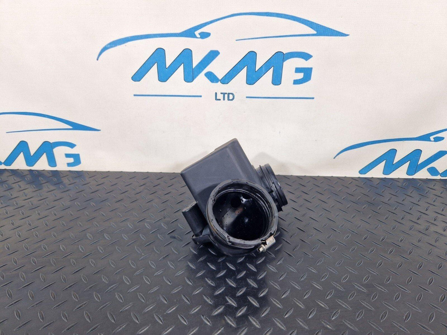 12-18 BMW 3 SERIES F30 F31 LCI AIR INTAKE RESONATOR DUCT 8601681