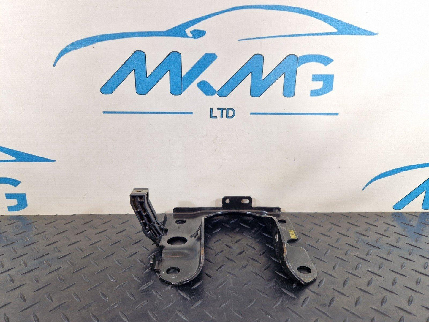 18-ON MERCEDES BENZ A CLASS W177 MAIN FLOOR LEFT SIDE N/S HOLDER BRACKET MOUNT