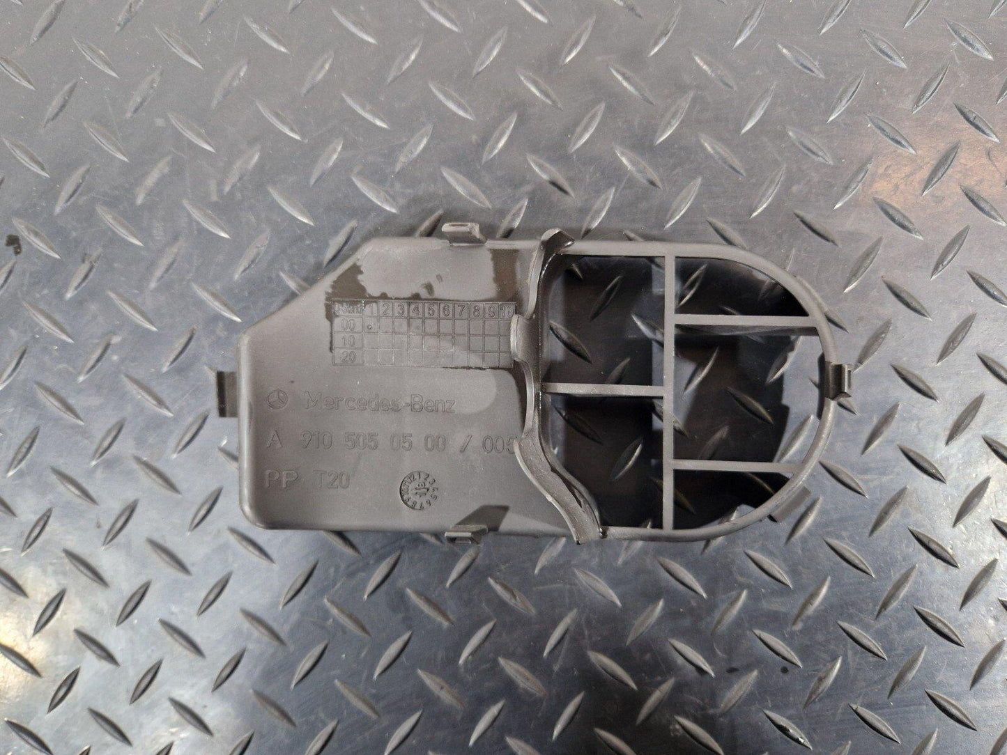 18-ON MERCEDES BENZ SPRINTER W907 W910 2.2 CDI RADIATOR COVER A9105050500