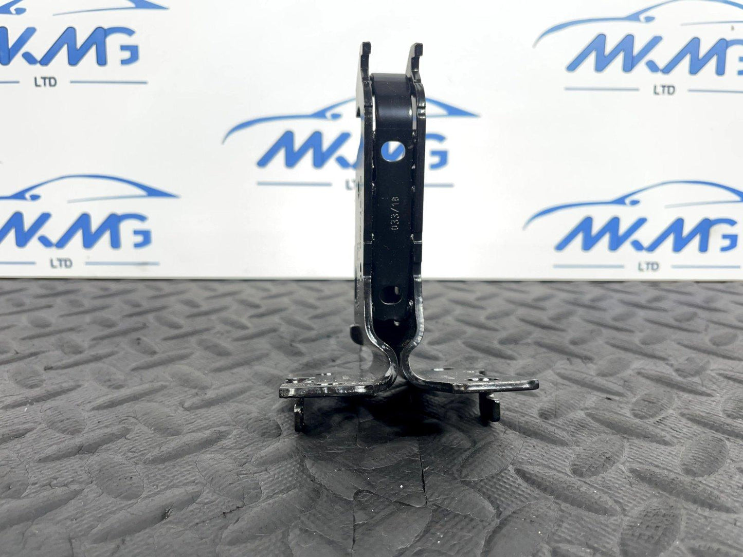 16-19 AUDI A4 B9 AVANT GENUINE REAR CENTRE SEAT BRACKET 8W0886177