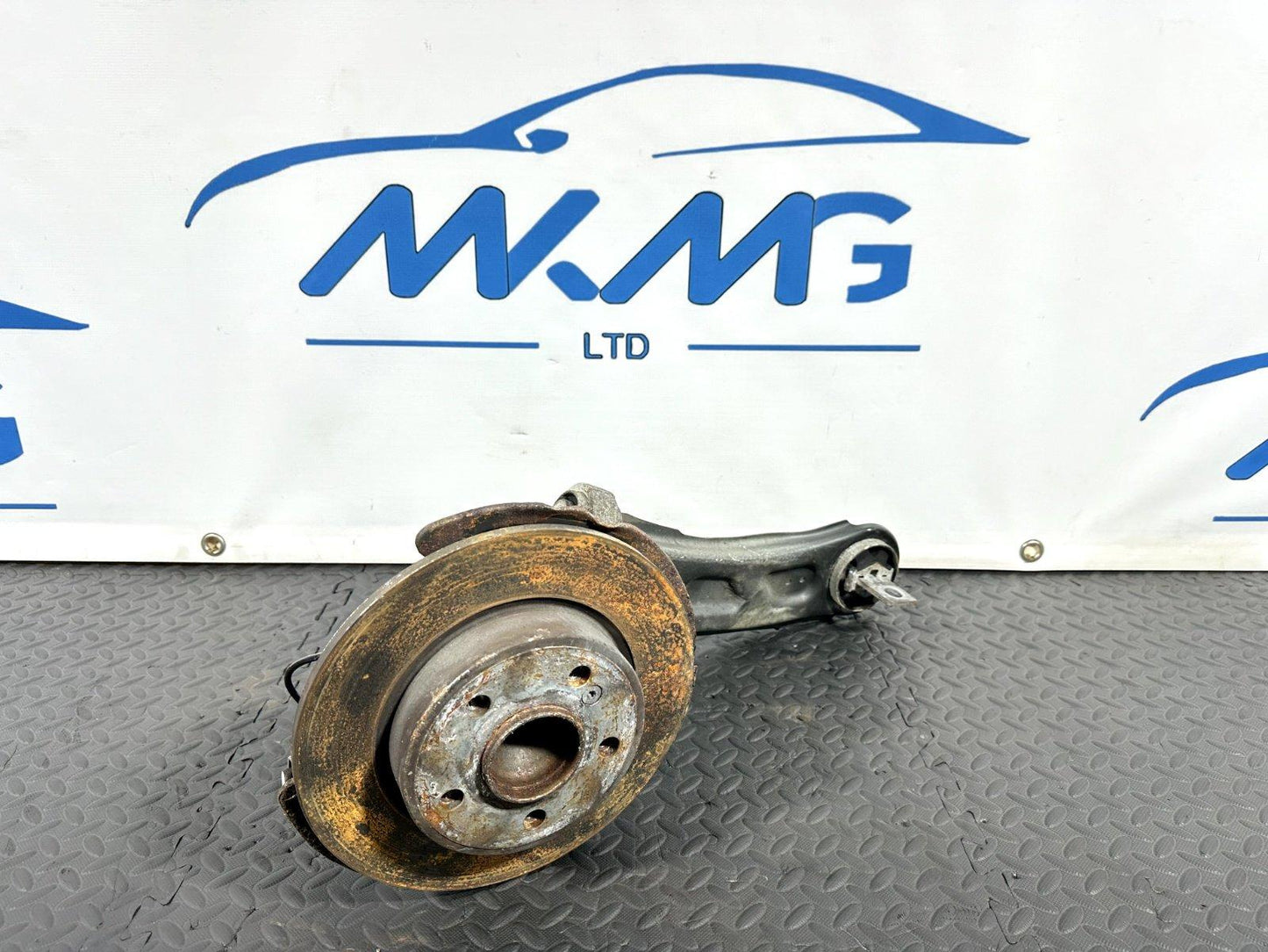 12-18 MERCEDES A-CLASS W176 GENUINE REAR RIGHT SIDE WHEEL HUB & ARM 2460406