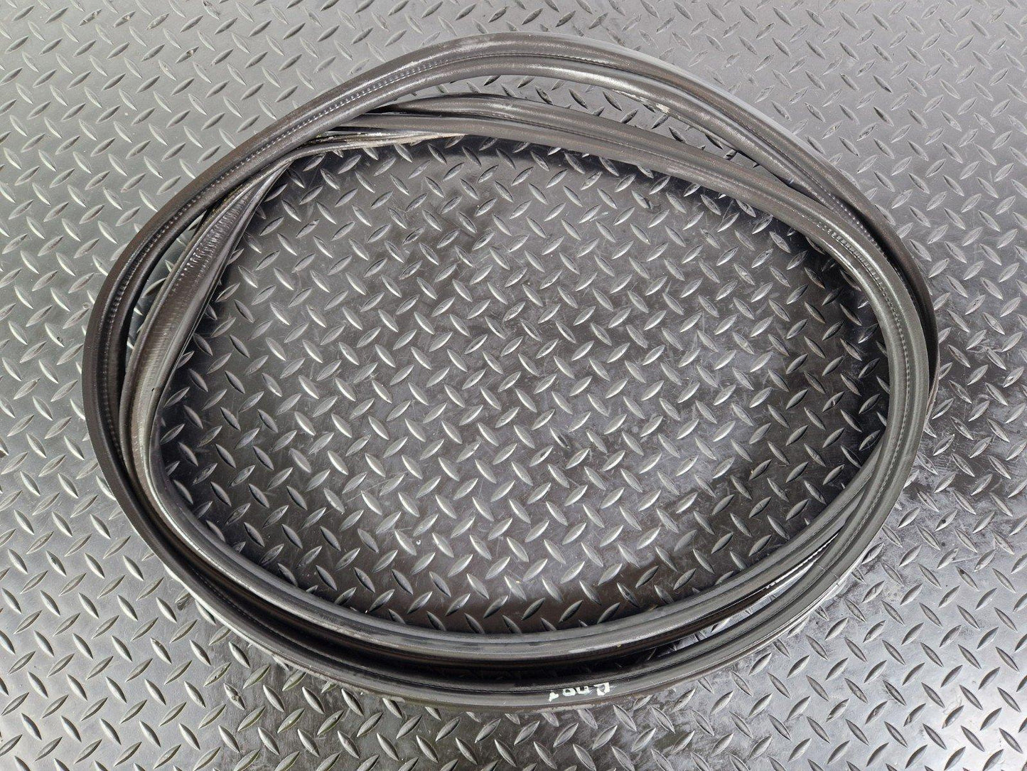 12-18 MERCEDES BENZ W176 TAILGATE BOOT TRUNK LID SEAL GASKET RUBBER A1767400078