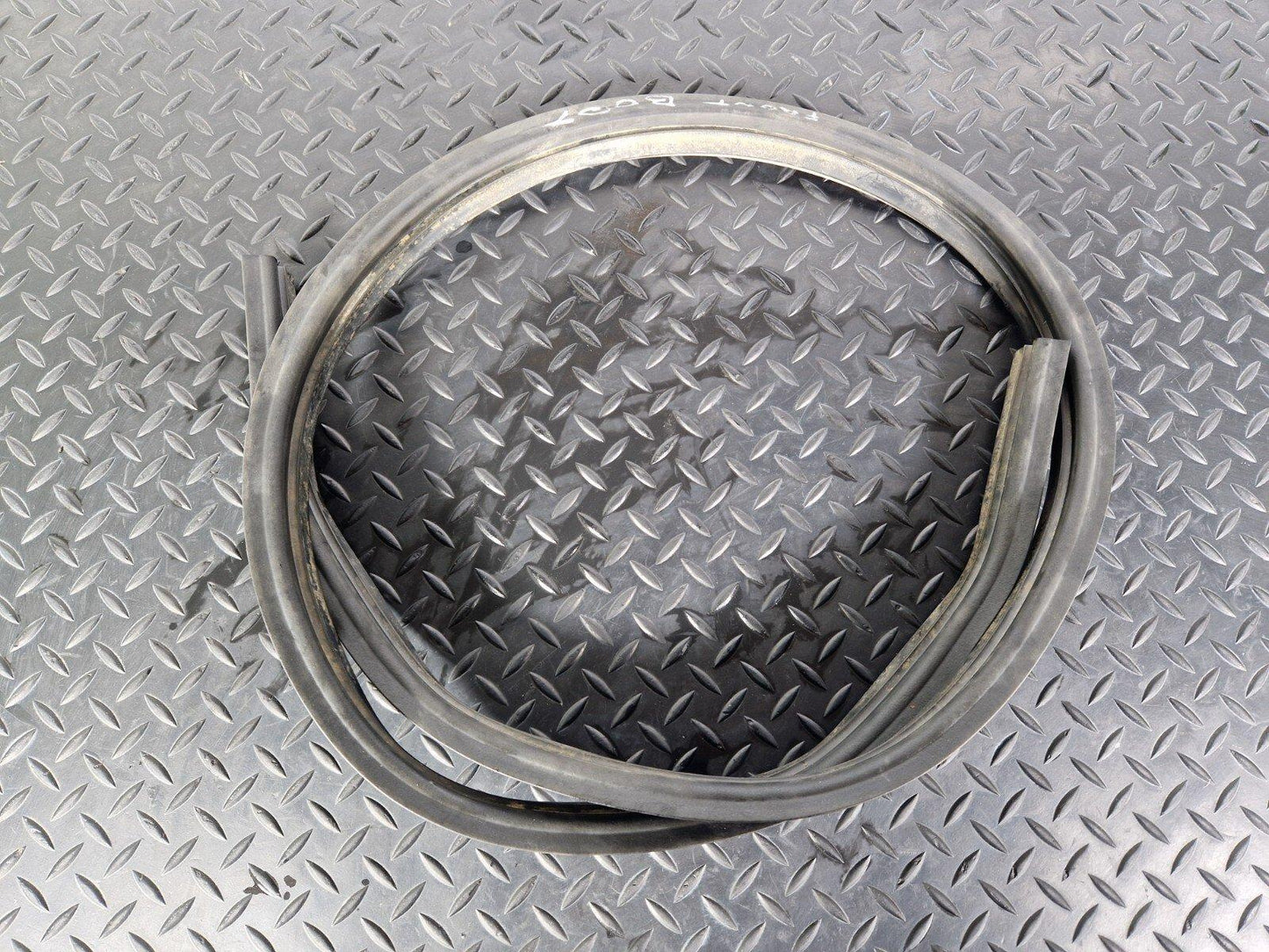 18-ON MERCEDES BENZ SPRINTER W907 HOOD BONNET RUBBER GASKET SEAL A9108871100