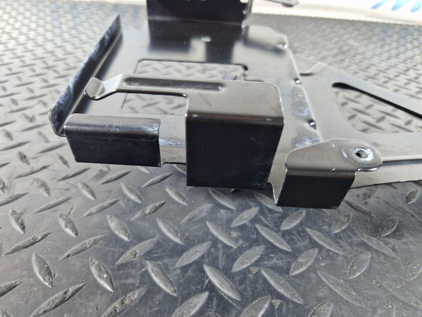 11-19 MERCEDES BENZ ML W166  ENGINE ECU MOUNT SUPPORT HOLD BRACKET A1665452840