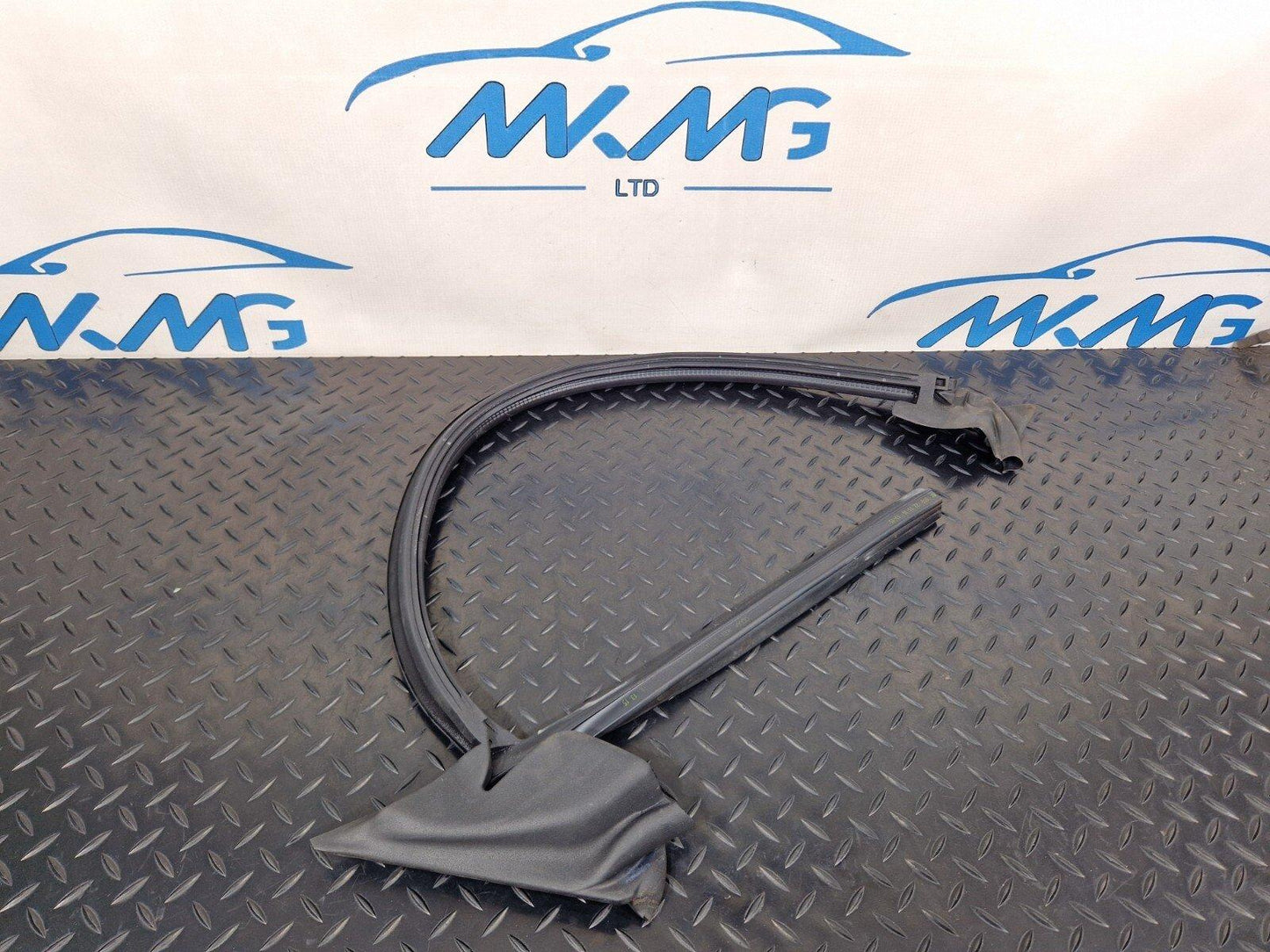 16-23 AUDI A5 F5 SPORTBACK FRONT RIGHT DOOR WINDOW APERTURE INNER SEAL 8W8837480