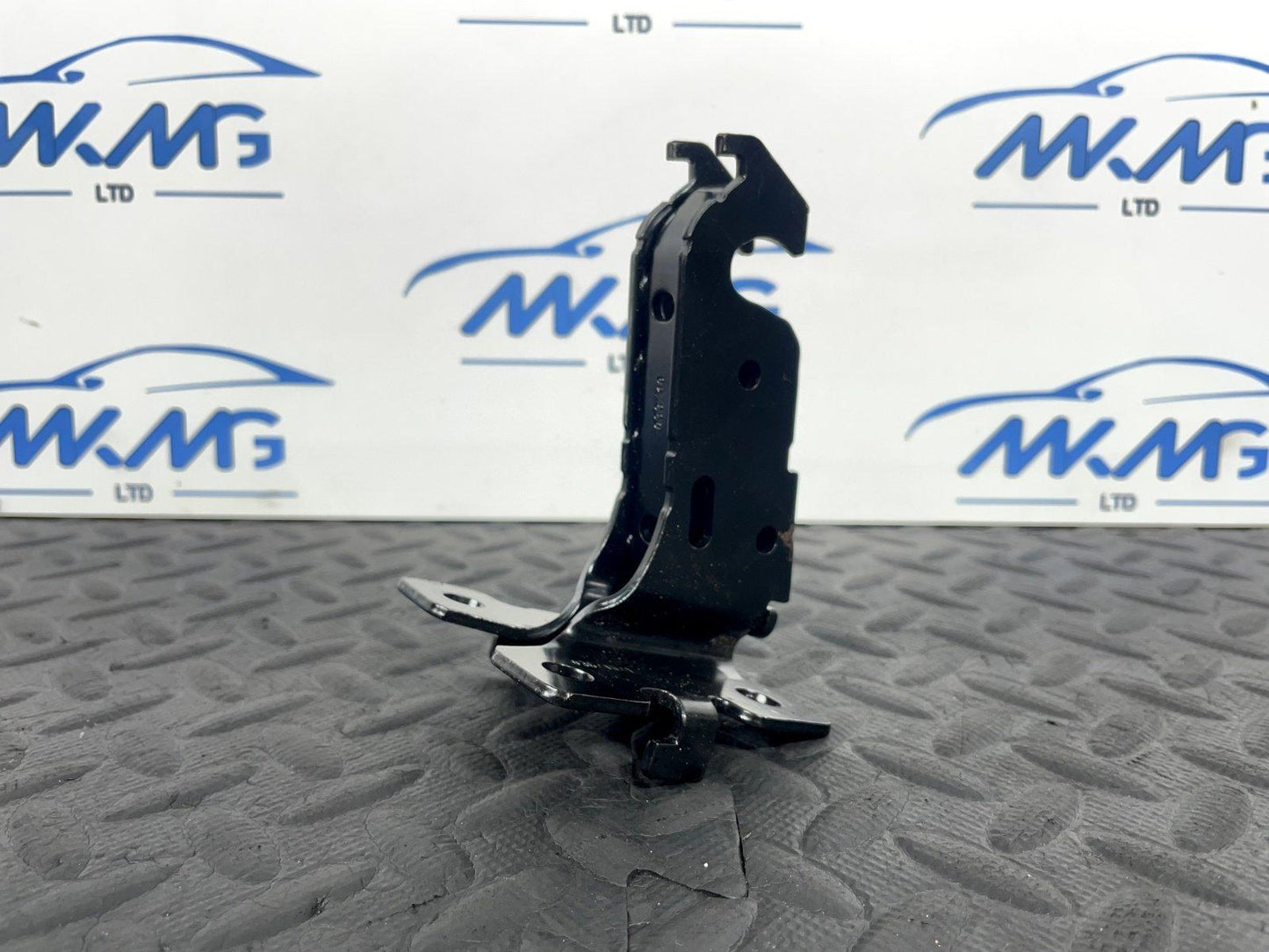 16-19 AUDI A4 B9 AVANT GENUINE REAR CENTRE SEAT BRACKET 8W0886177