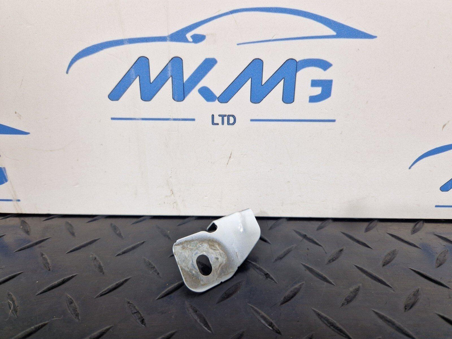 16-23 AUDI S5 COUPE GENUINE FRONT RIGHT DRIVER SIDE WING BRACKET 8W0821470