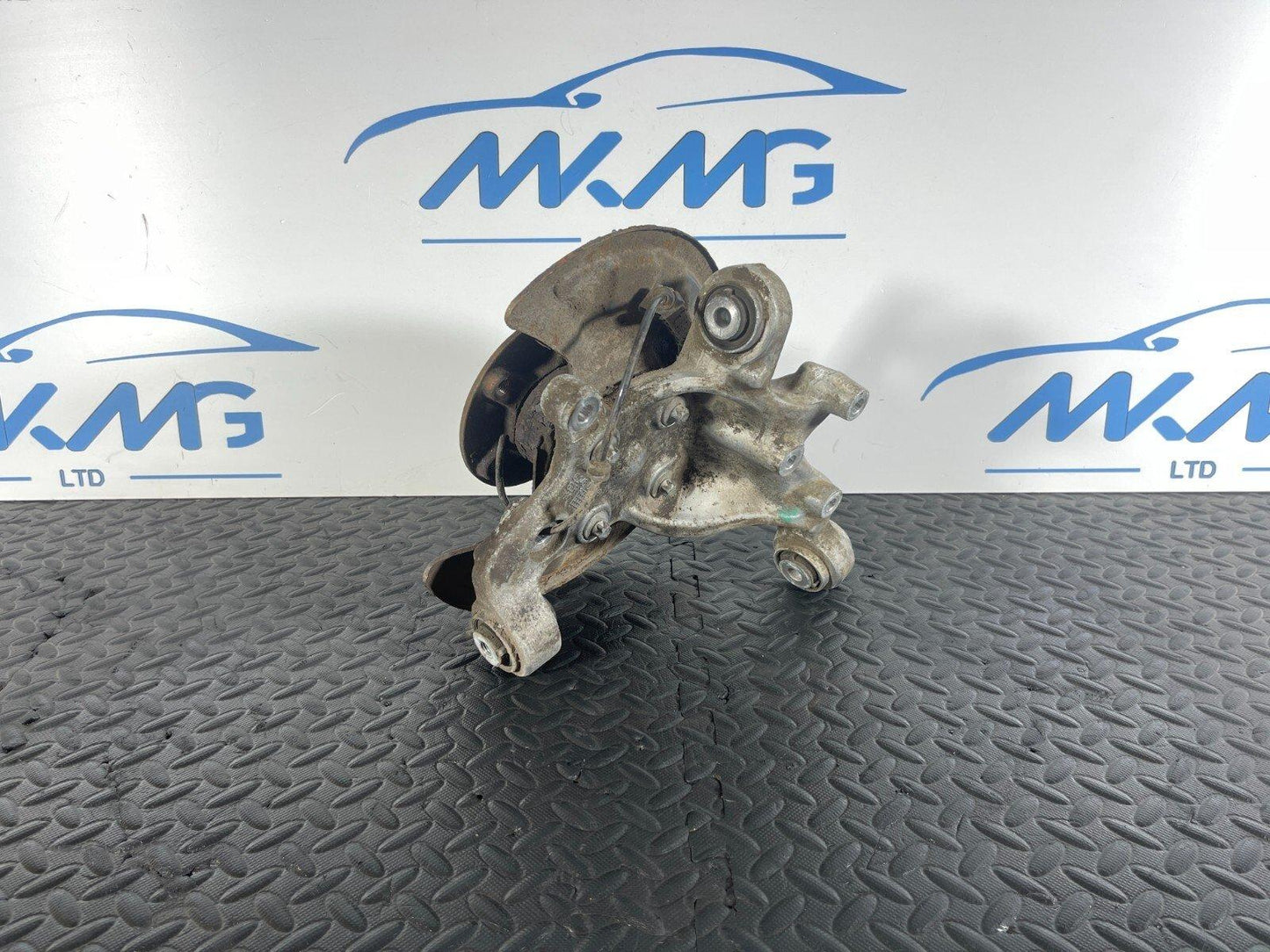 12-18 MERCEDES A CLA W176 C117 GENUINE REAR PASSENGER SIDE WHEEL HUB A2460306
