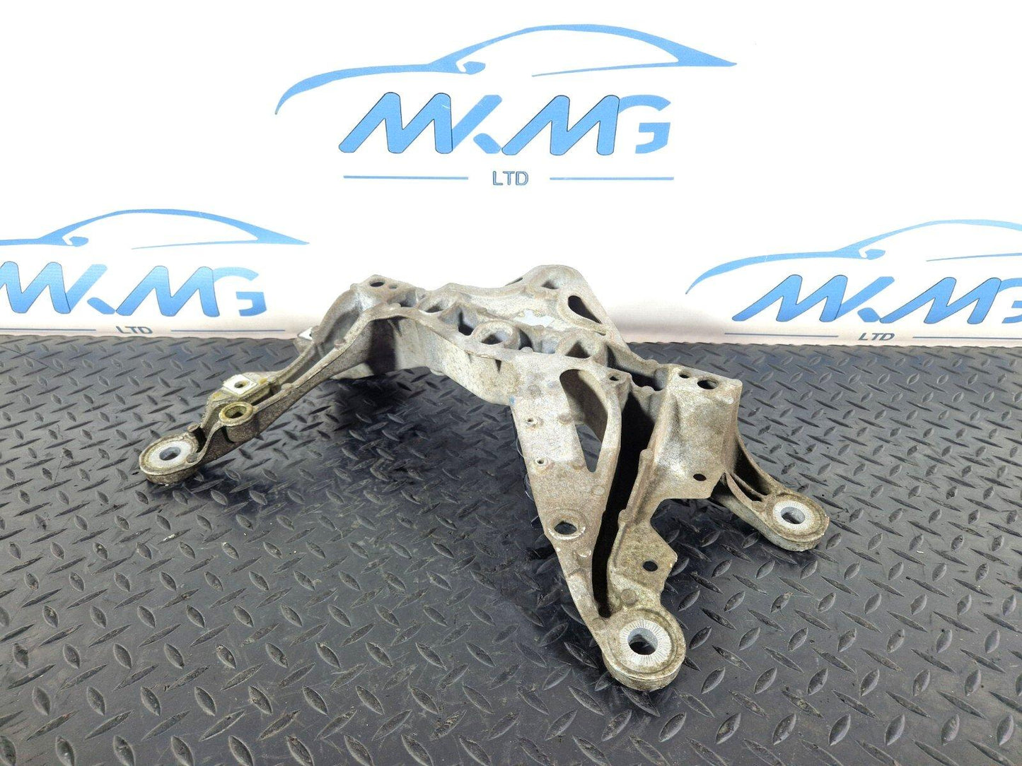 16-19 AUDI A4 B9 GENUINE OEM MANUAL GEARBOX TRANSMISSION BRACKET 8W0399262AD