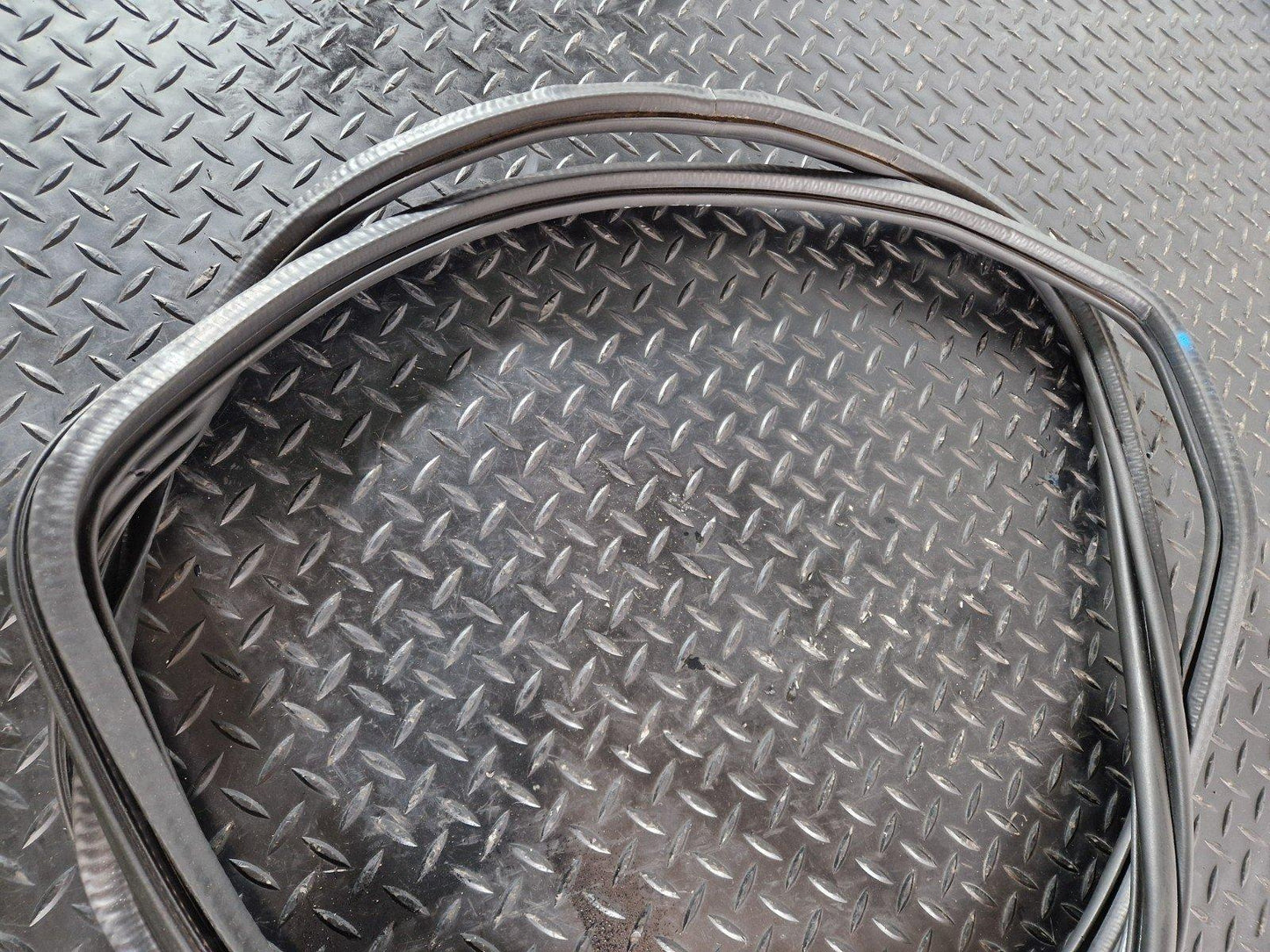 10-15 AUDI Q7 4L 3.0 TDI OEM REAR DOOR RUBBER SEAL FITS LEFT & RIGHT 4L0833721A