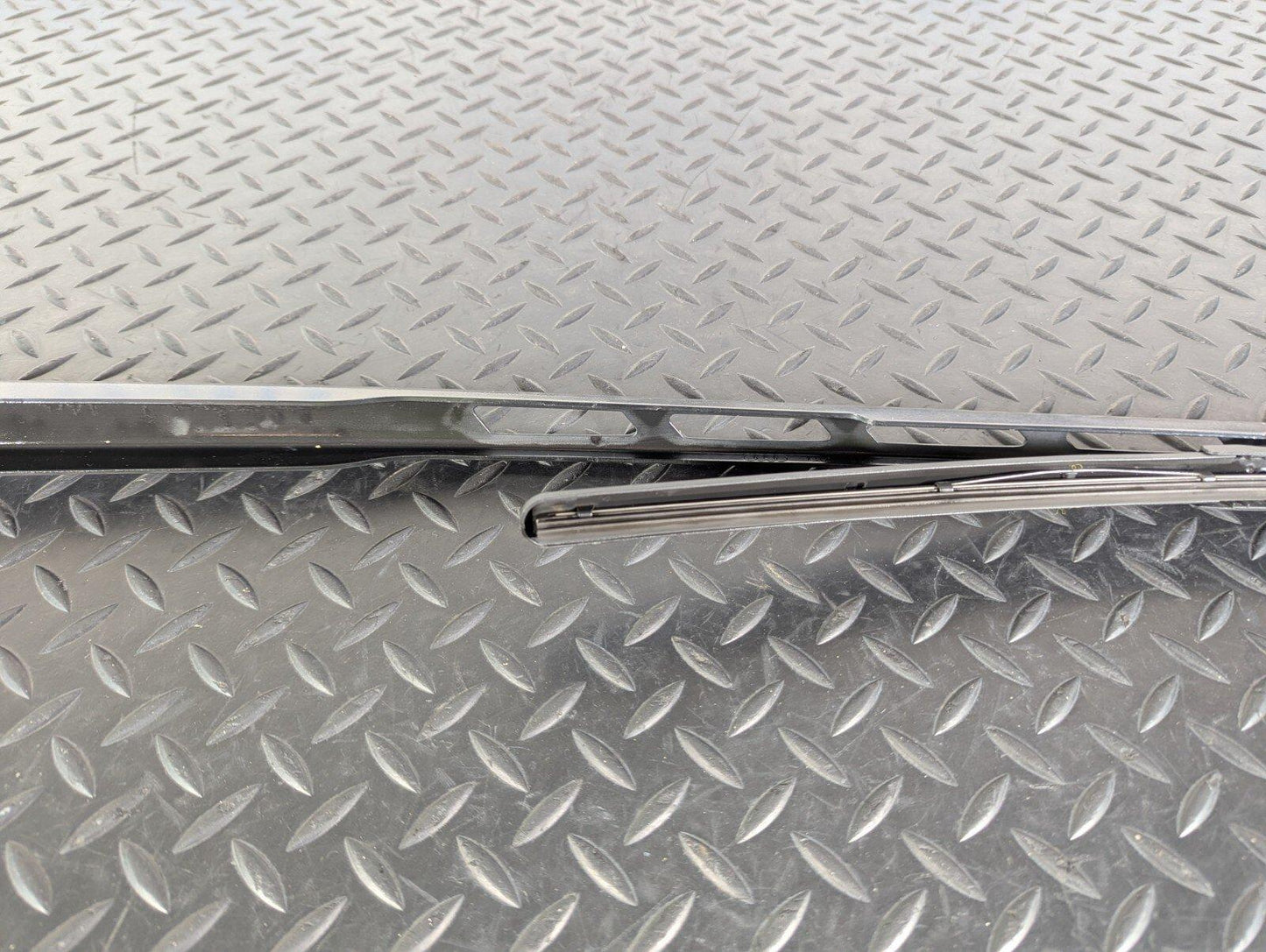 10-17 AUDI A8 4H FRONT LEFT WIPER ARM WITH BLADE 4H2955407A