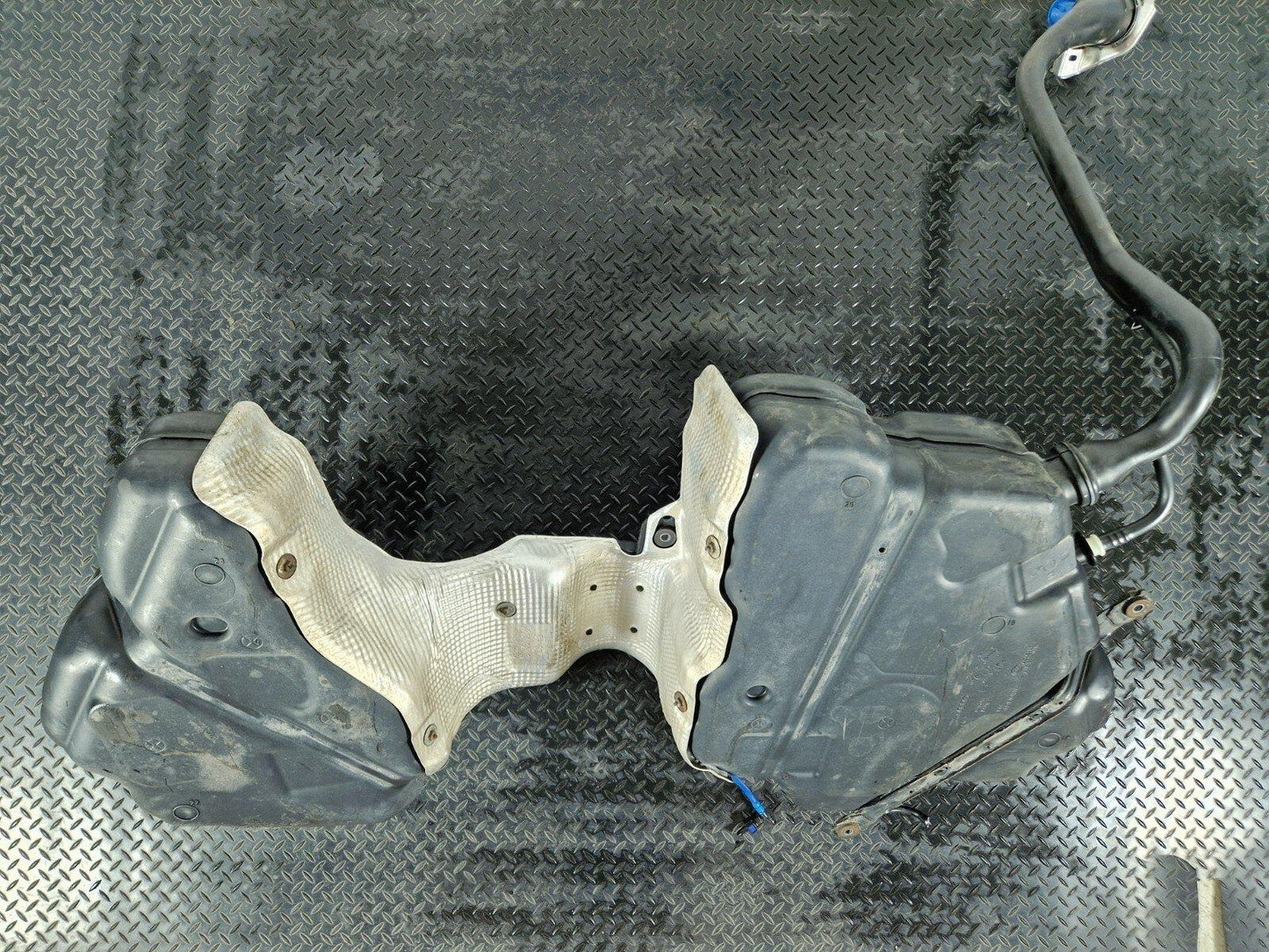 12-18 AUDI A6 C7 OEM ENGINE FUEL TANK & PUMP 8W0201021CL