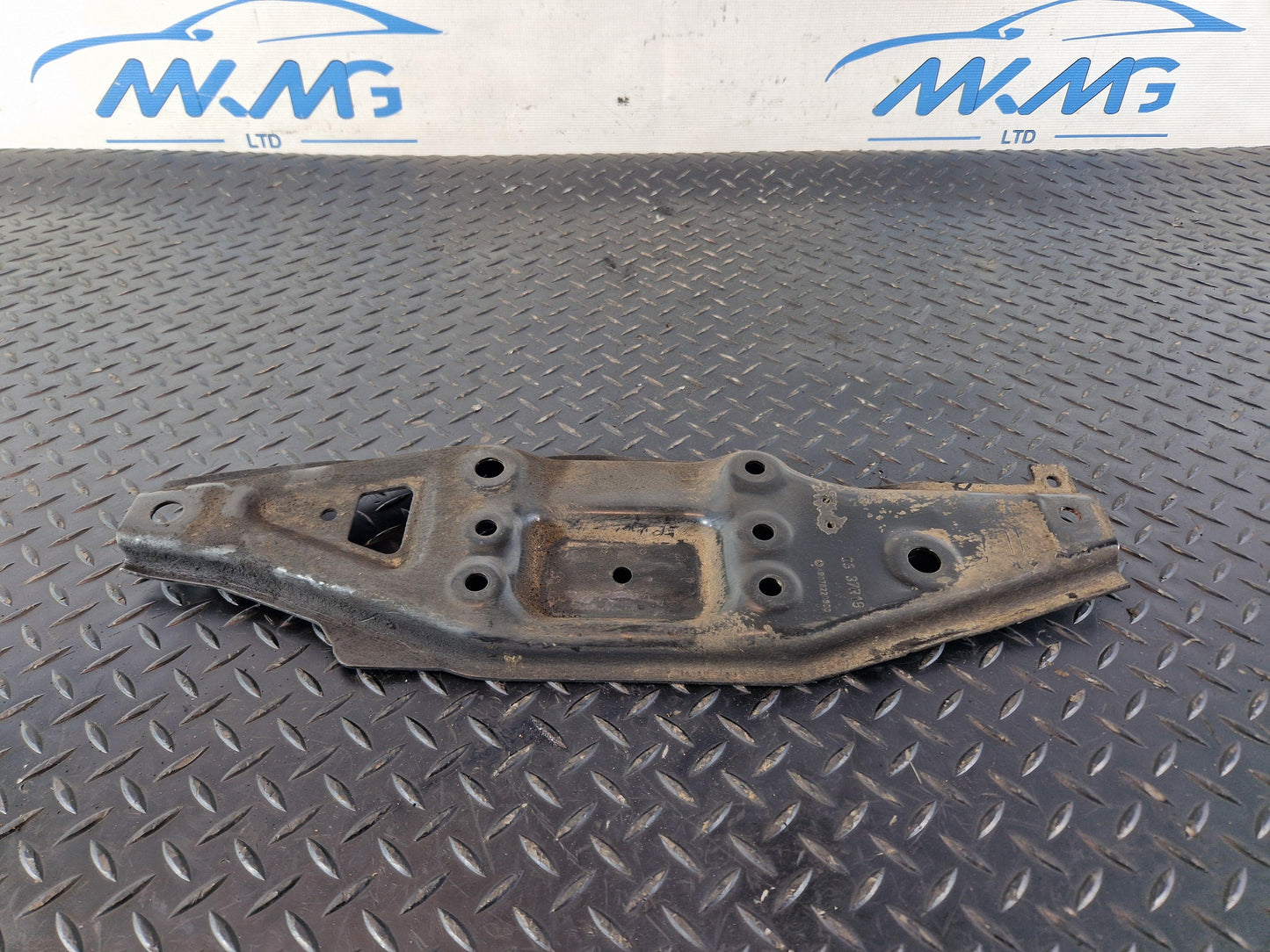 18-ON MERCEDES SPRINTER W907 FRONT BRACKET RIGHT LOWER MOUNT PLATE A9076220800