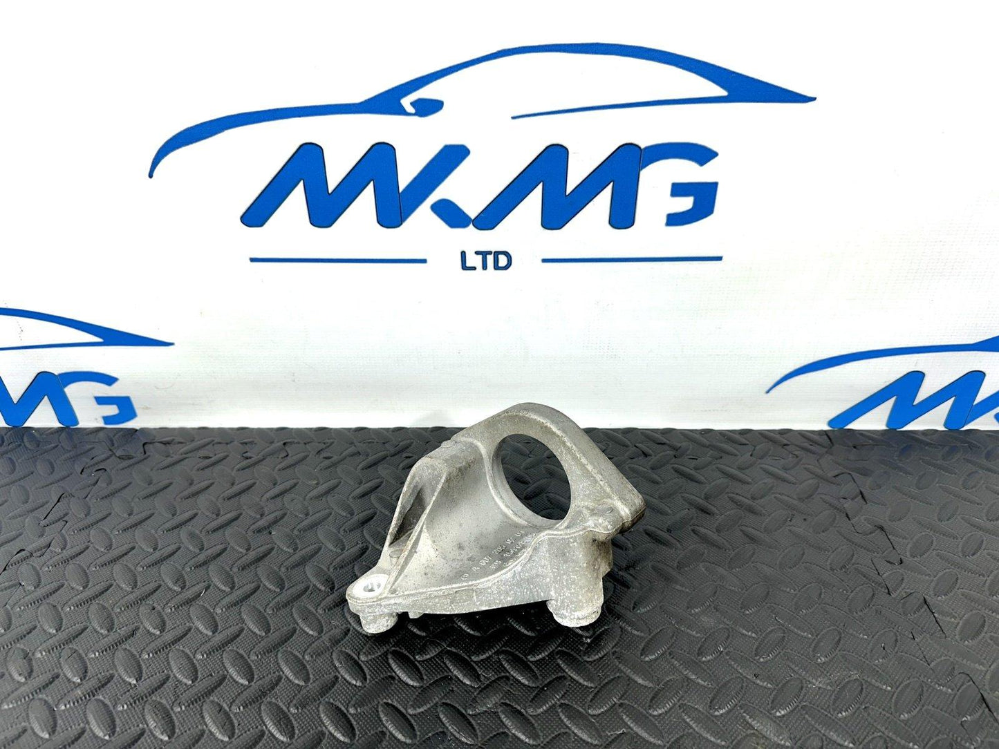12-18 MERCEDES A-CLASS W176 1.5 GENUINE RIGHT SIDE DRIVESHAFT MOUNT A6072050201